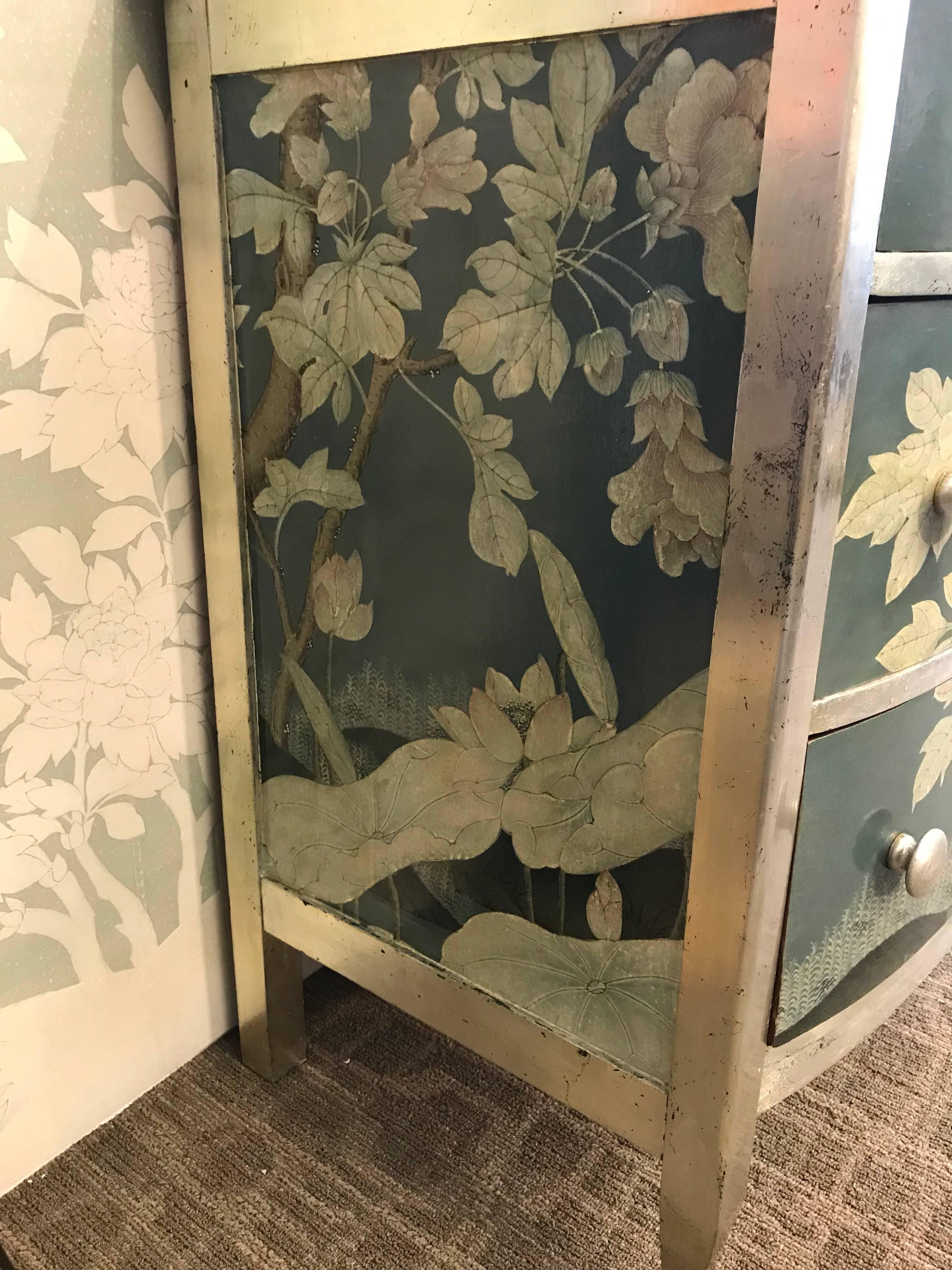 Dresser with Gracie Wallpaper In Excellent Condition In New York, NY