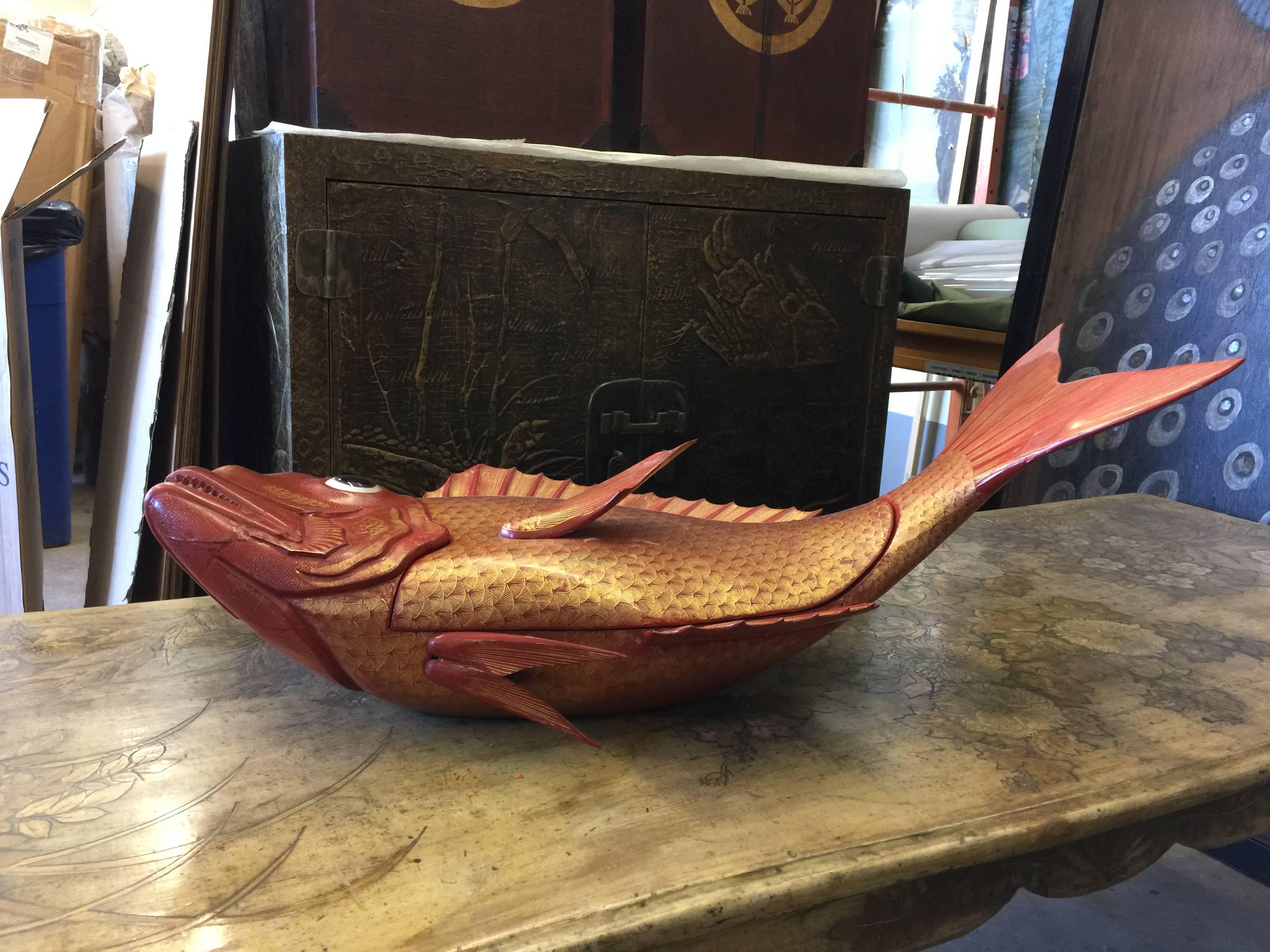 Showa Period Red Lacquer Japanese Fish Shaped Box For Sale 4