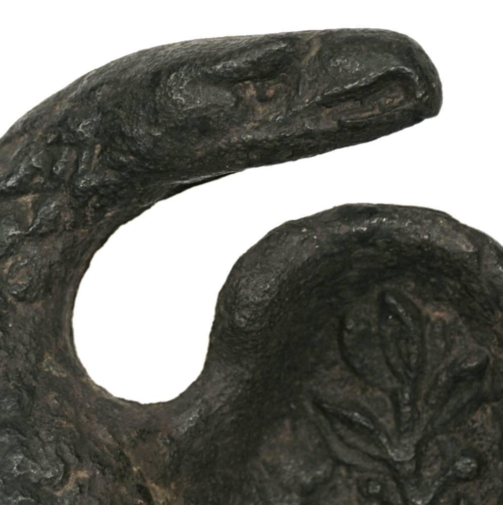 Dieser gusseiserne Adler ist eine der frühesten skulpturalen Formen, die man auf dem Markt findet. Es ist auch eine der attraktivsten und ikonischsten Darstellungen dessen, was manche Americana-Liebhaber einen Schlangenkopf- oder Truthahnkopfadler