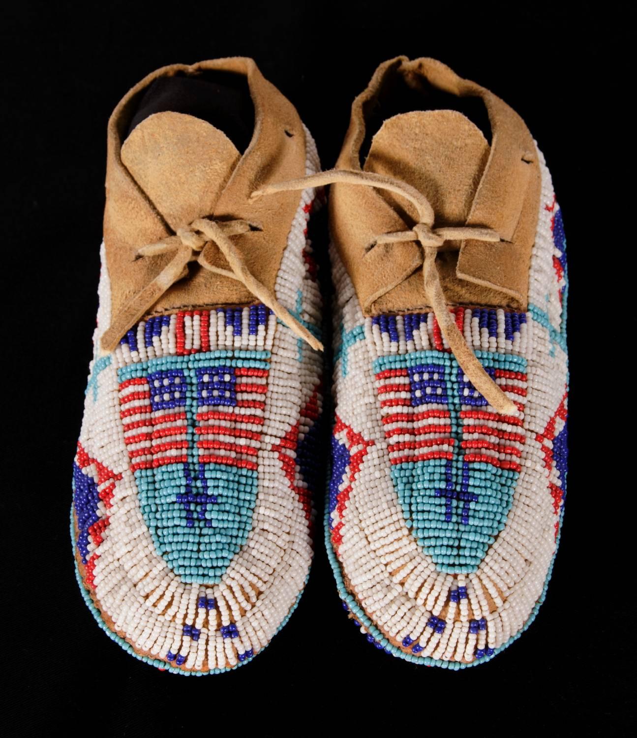 Native American Child's Moccasins with Flag Imagery In Excellent Condition In York County, PA
