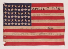 Bandera americana antigua con inscripciones manuscritas en señal de duelo por la muerte de FDR