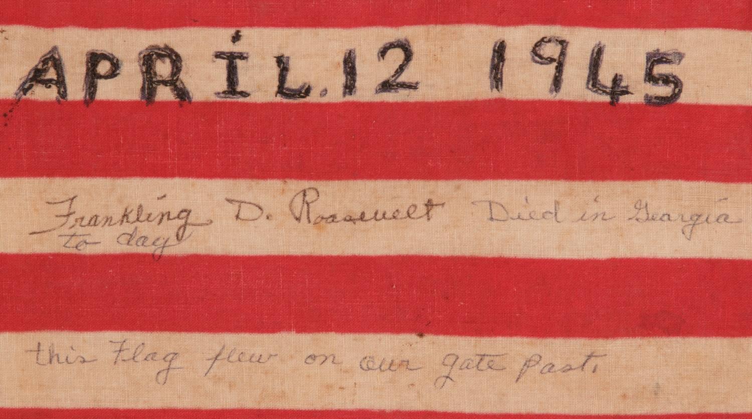 Drapeau américain ancien avec inscriptions écrites à la main de deuil à la mort de FDR Bon état - En vente à York County, PA