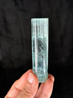 Esemplare naturale di cristallo di acquamarina con inclusione a forma di elica, 100 g, proveniente dal Pakistan