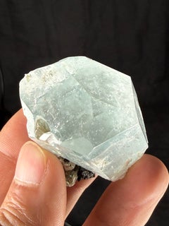 Esemplare naturale di acquamarina con cristallo di albite da 70 g proveniente dal Pakistan