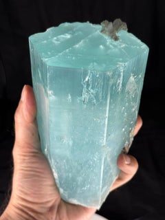 Spécimen naturel de cristal d'aigue-marine bleue de la taille d'une main, provenant du Pakistan