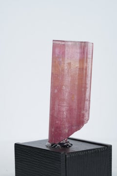 Esemplare di tormalina rubellite afghana a forma naturale, 94 g, proveniente dalla miniera di Paprock