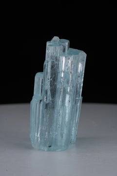 Esemplare di scultura in cristallo di acquamarina dal Pakistan, di grande valore estetico