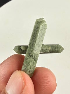 Sculpture en cristal de quartz chlorite jumeau, spécimen de 6 g provenant du Pakistan