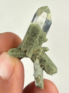 Sculpture en cristal de 8 g, spécimen de quartz chlorite vert provenant du Pakistan