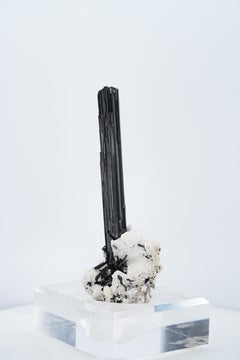 Scultura in cristallo di albite con tormalina incastonata, 101 g, proveniente dal Pakistan