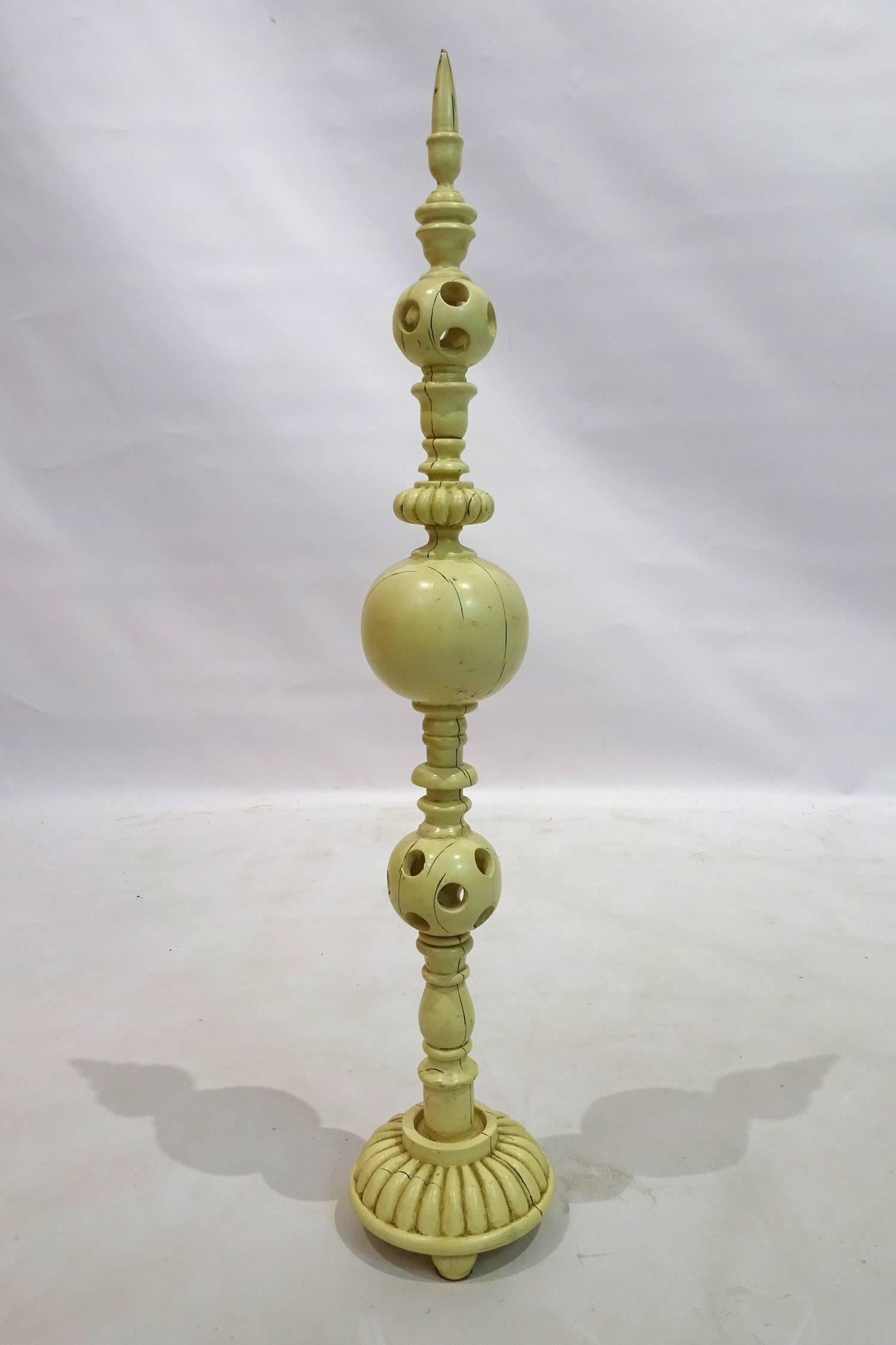 20th Century Continental Faux Ivory Carved Wooden Finial For Sale 1