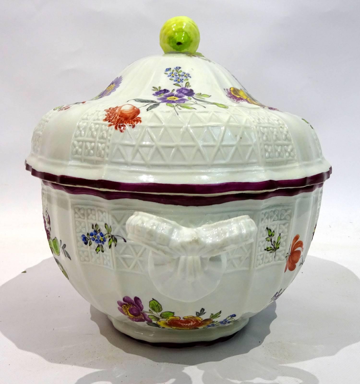 Early 20th Century French Meissen-Style Porcelain Tureen In Excellent Condition In Dallas, TX