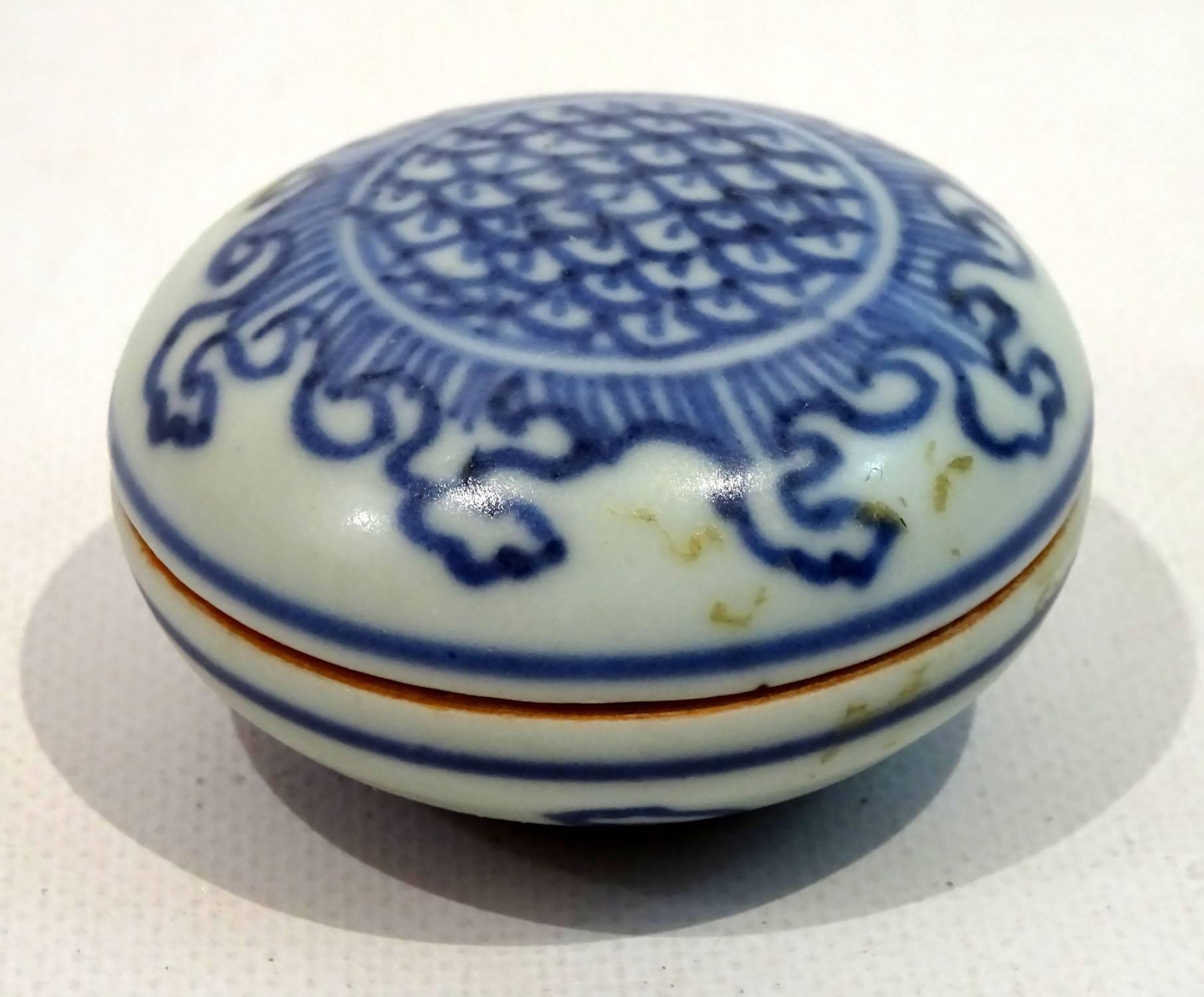17th Century Chinese Porcelain Box with Lid from The Hatcher Collection 3