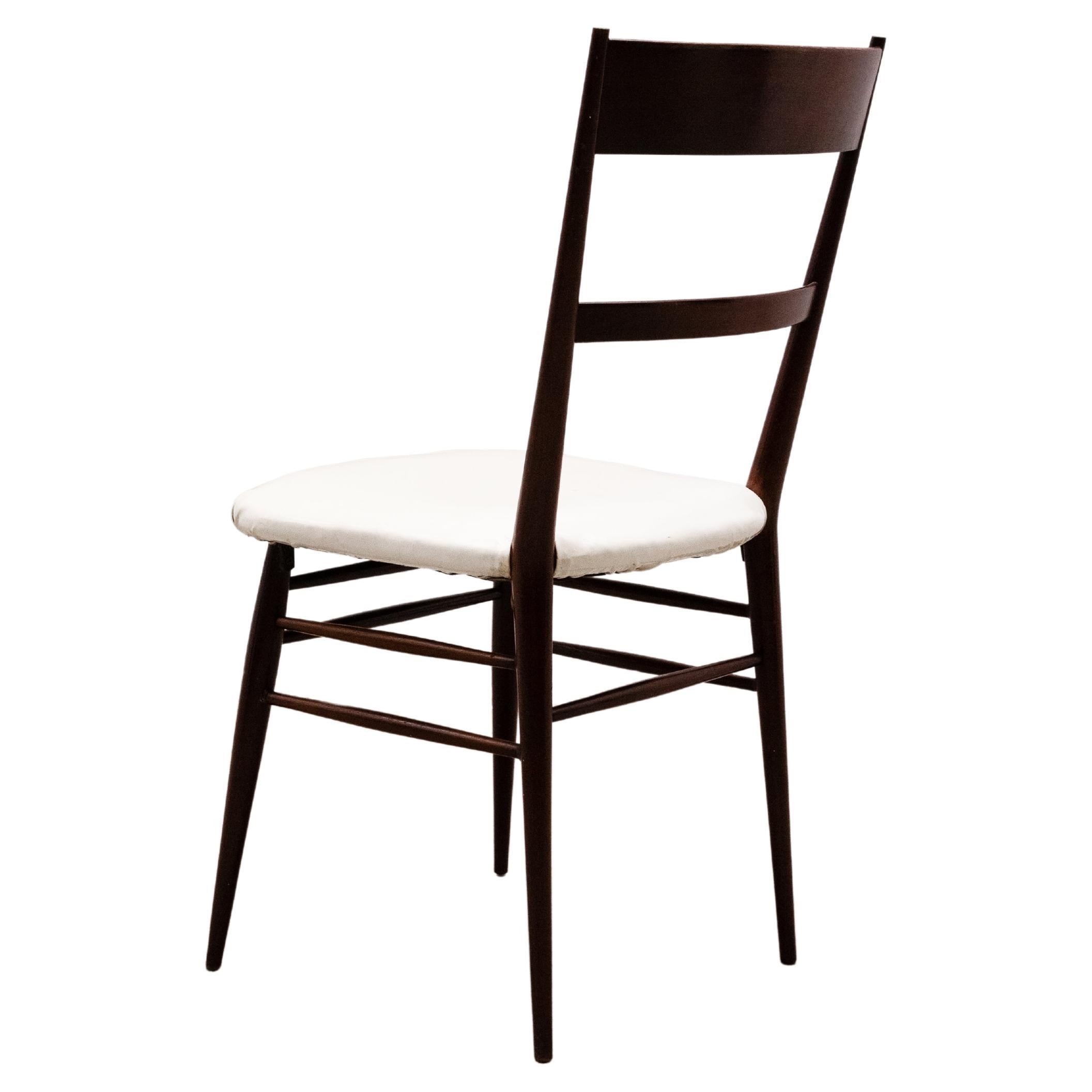 Joaquim Tenreiro, célèbre designer de meubles brésilien, a créé la première chaise en 1942. Cette chaise est considérée comme l'un des premiers exemples de design moderne au Brésil. Joaquim Tenreiro a été l'un des pionniers de l'introduction de