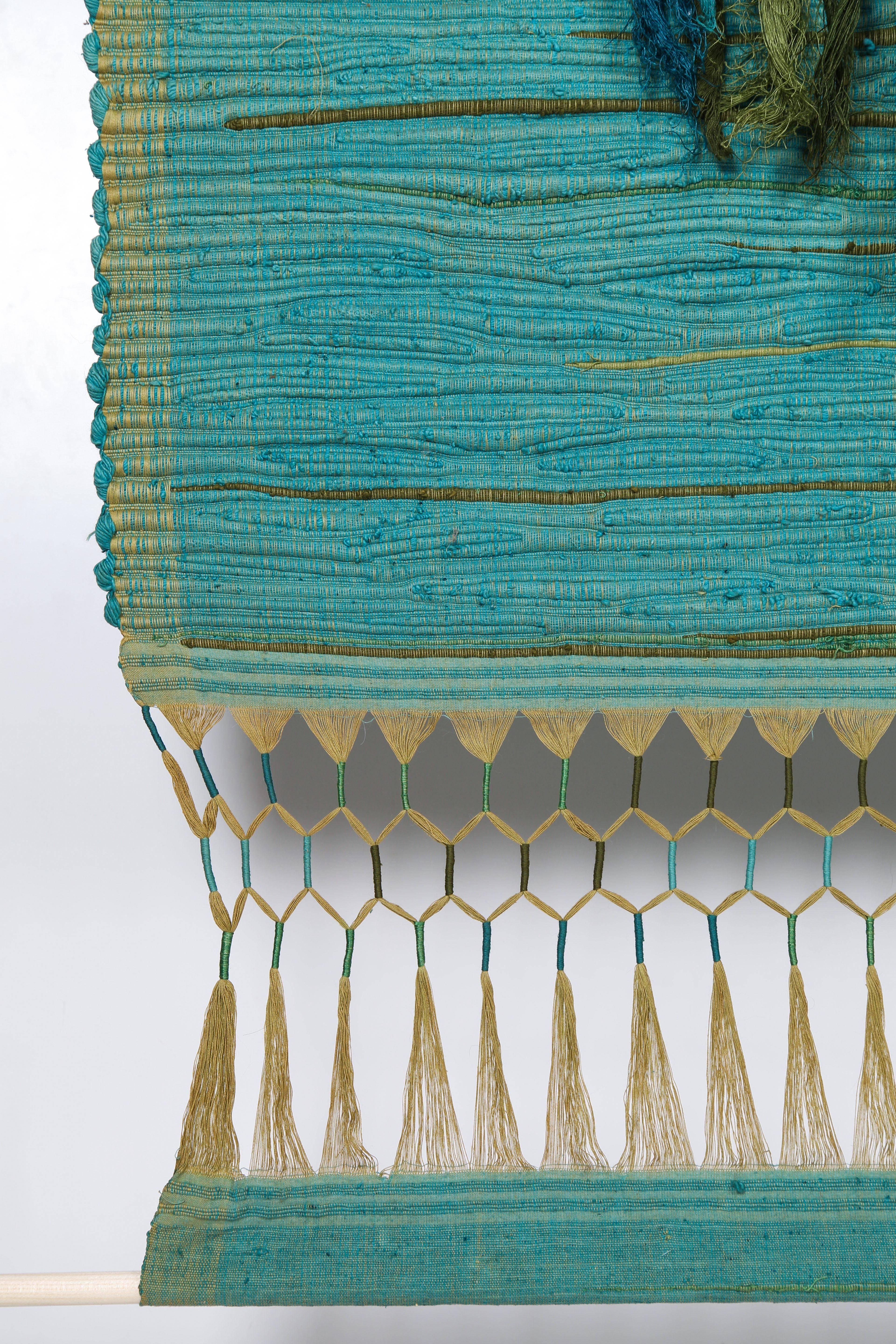 Grande et ancienne tapisserie faite à la main par Sheila Hicks (1937- ) de la collection de tapisseries de Palghat. 

Comtrust India, Calicut (Kerala), Inde, vers 1966.

Dimensions : 173 x 98,5 cm : 173 x 98,5 cm.

Coton tissé à la main,