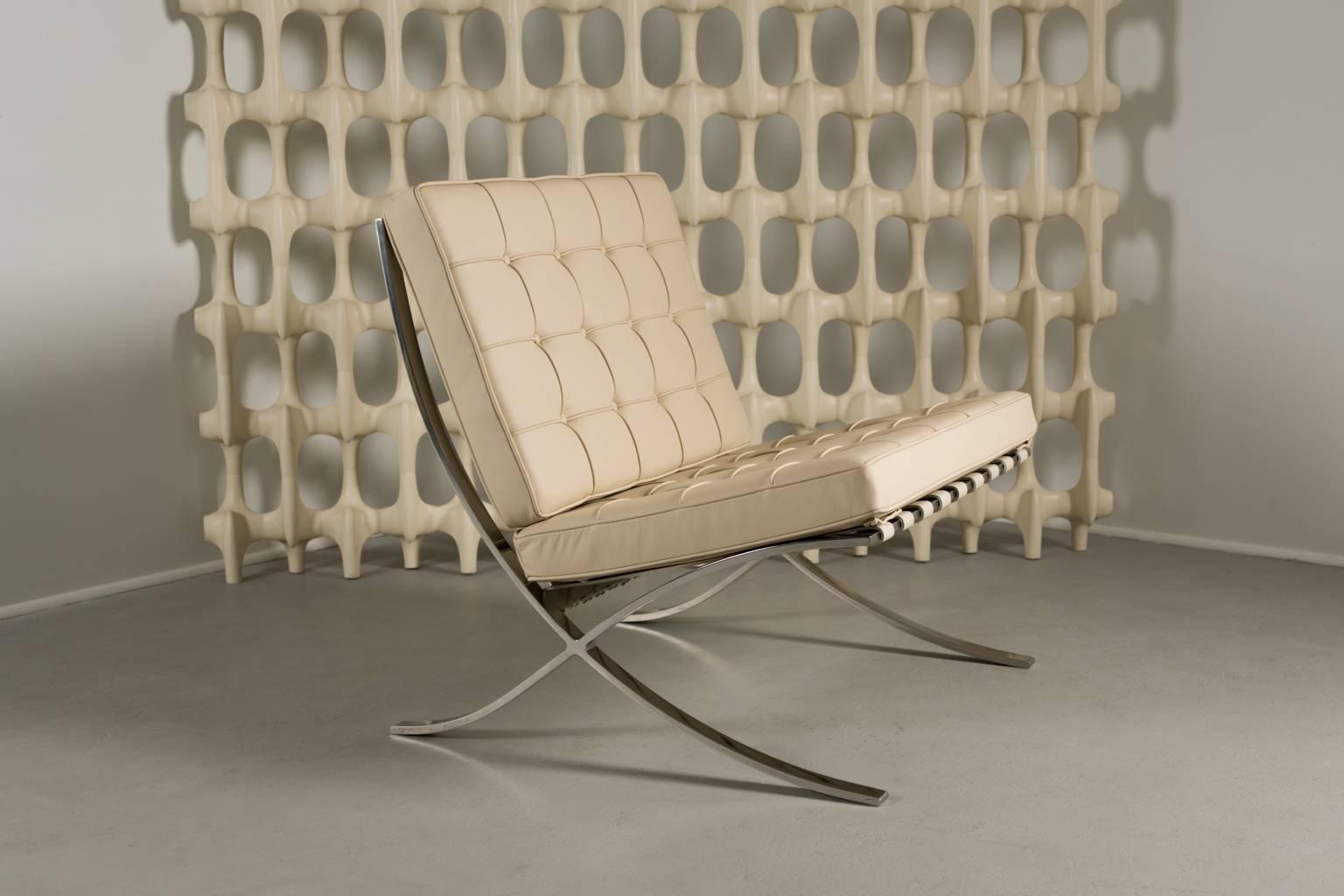 "Barcelona" chair designed by Ludwig Mies van der Rohe and produced by Knoll.

USA, Knoll

Measures: 30 W x 30 D x 30 H in.
77 W x 77 D x 77 H cm.

Stainless steel frames with new leather.