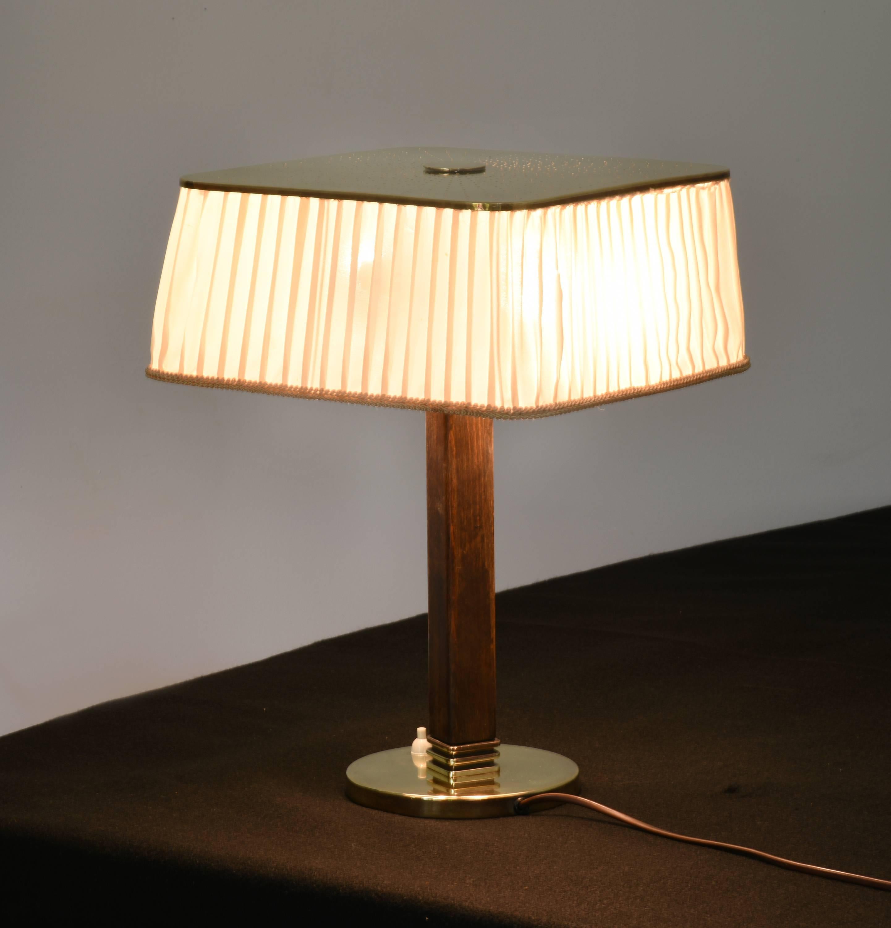 Paavo Tynell desk lamp, model 5066

Taito Oy, Finland, circa 1940s

Perforated brass and silk shade, mahogany
Measure: 12.75 W x 12.75 D x 16.25 H inches

Manufactured by Taito Oy, Finland. Underside marked.

Original shade, all parts