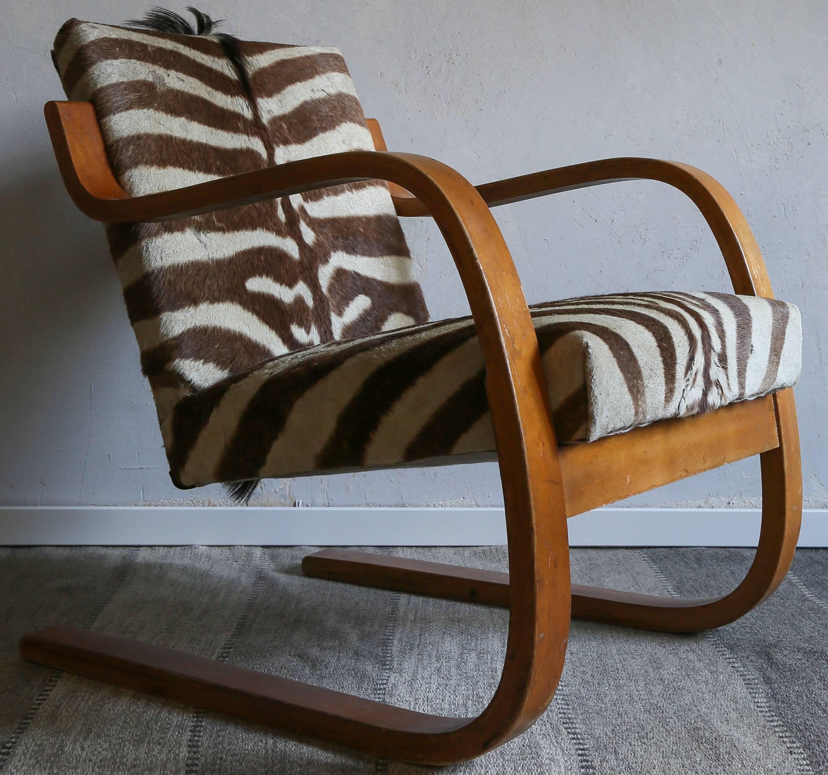 Early edition cantilevered armchair by Alvar Aalto (Finland, 1898-1976), Model no. 34/402

Designed in 1933.

Manufactured by Oy Huonekalu- ja Rakennustyötehdas Ab (Turku, Finland) for Artek Oy, Finland, circa 1930s.

Birch laminated plywood
