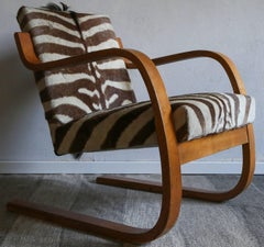 Sillón en voladizo Alvar Aalto Early Edition en piel de cebra original, años 30