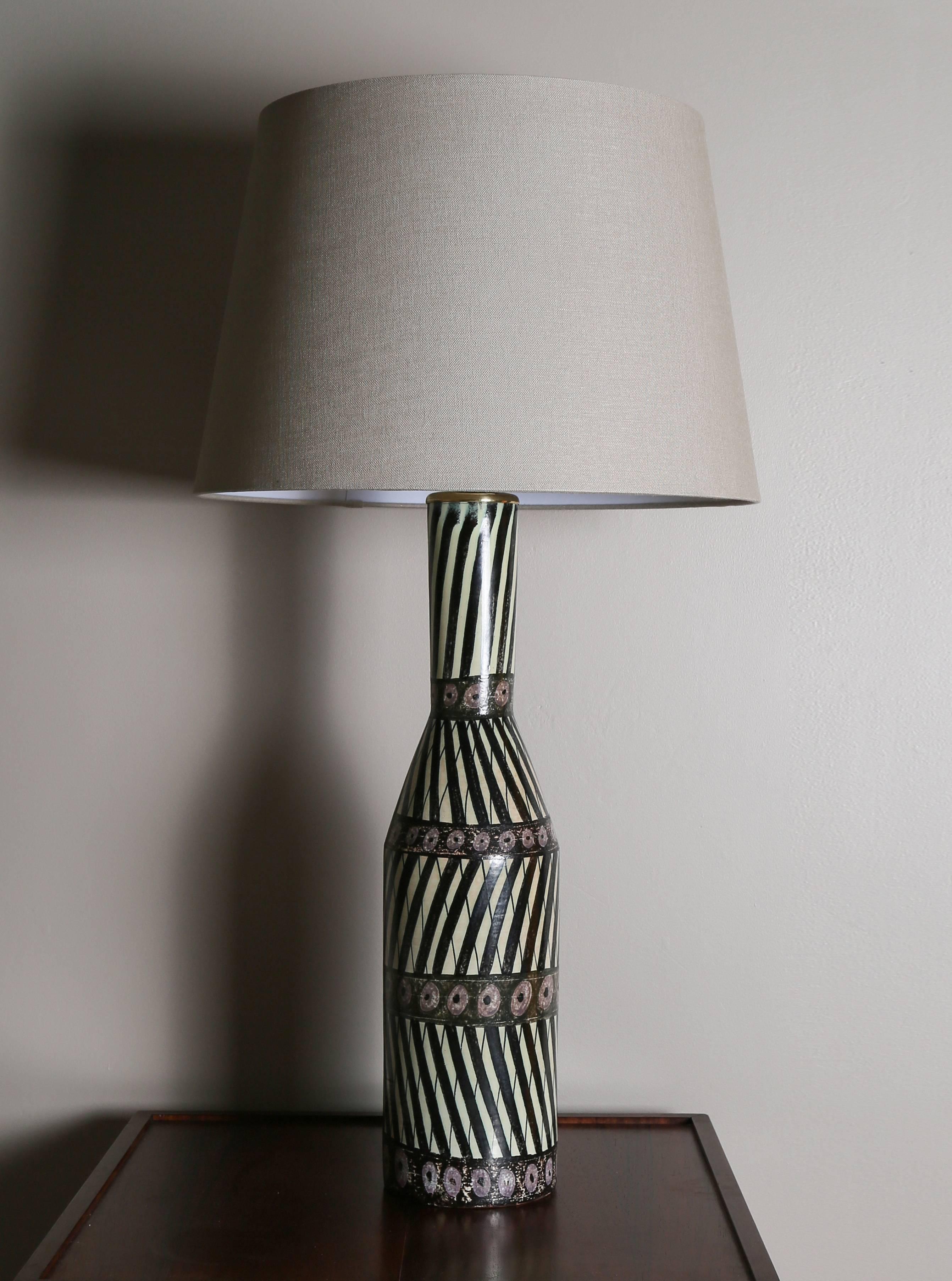 Large ceramic table lamp by Swedish ceramist Carl-Harry Stålhane in collaboration with Finnish designer Aune Laukkanen.

Sweden, circa 1955

Torro Faience-series

Possibly a unique piece manufactured by Rörstrand Ab

Glazed faience