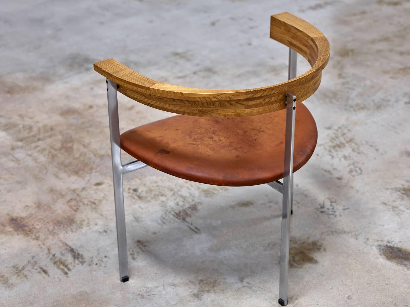 Poul Kjaerholm

Chaises PK 11, ensemble de six.

E. Kold Christensen,
Danemark, 1957.
Acier chromé mat, chêne, cuir.
Mesures : 25 W x 18 D x 25.75 H pouces.

Tampon {DENMARK}.

Ensemble de six chaises PK 11, tapisserie d'origine, table assortie pour