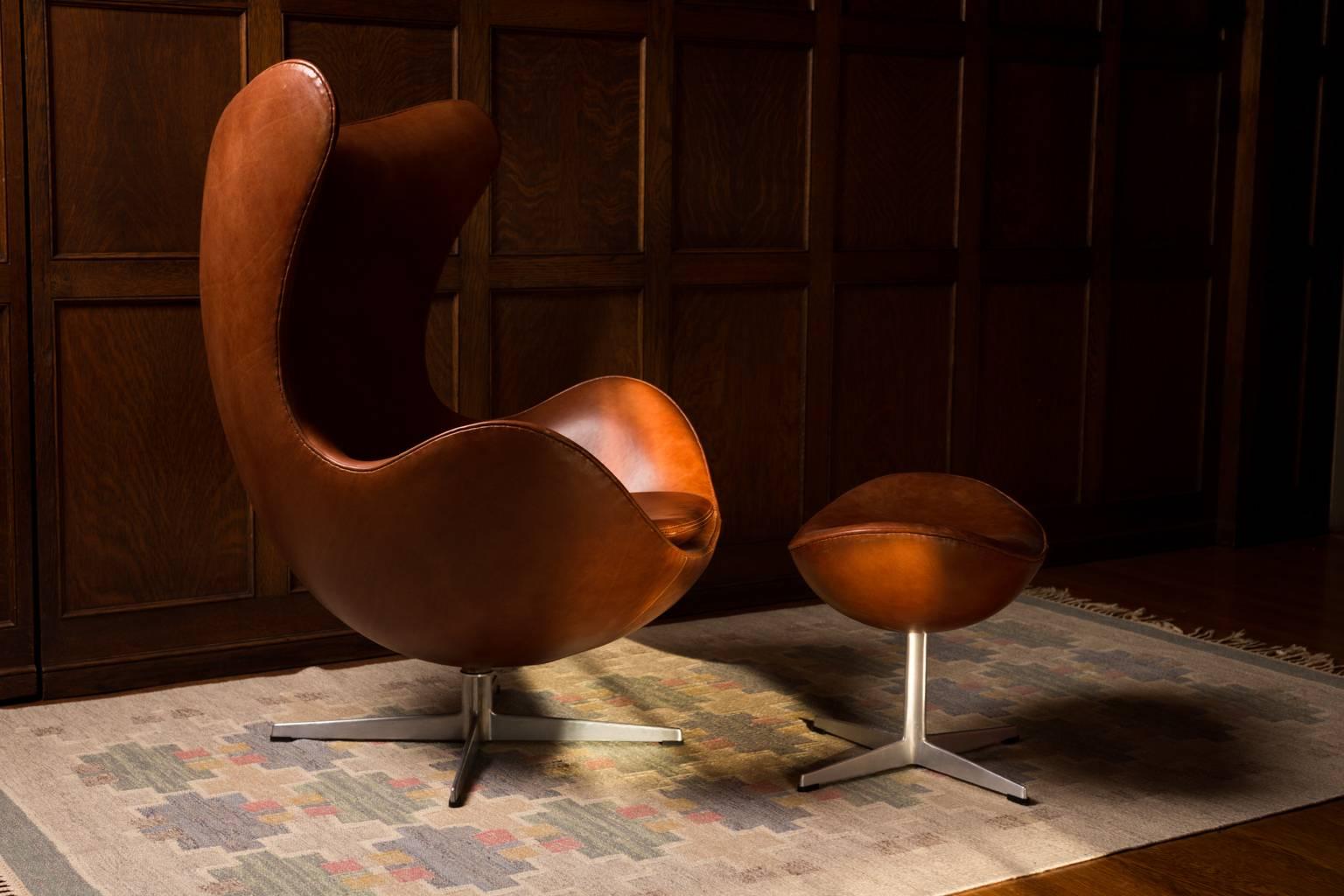 Danish Early Arne Jacobsen Egg Chair and Ottoman for Fritz Hansen, Pair Available