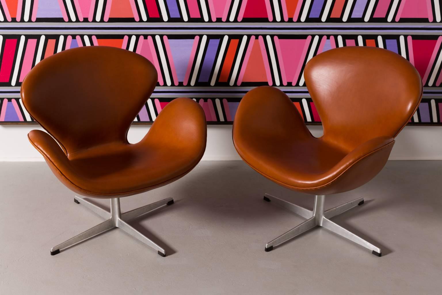 Scandinavian Modern Early Arne Jacobsen Pair of Swan Chairs for Fritz Hansen, 1950s