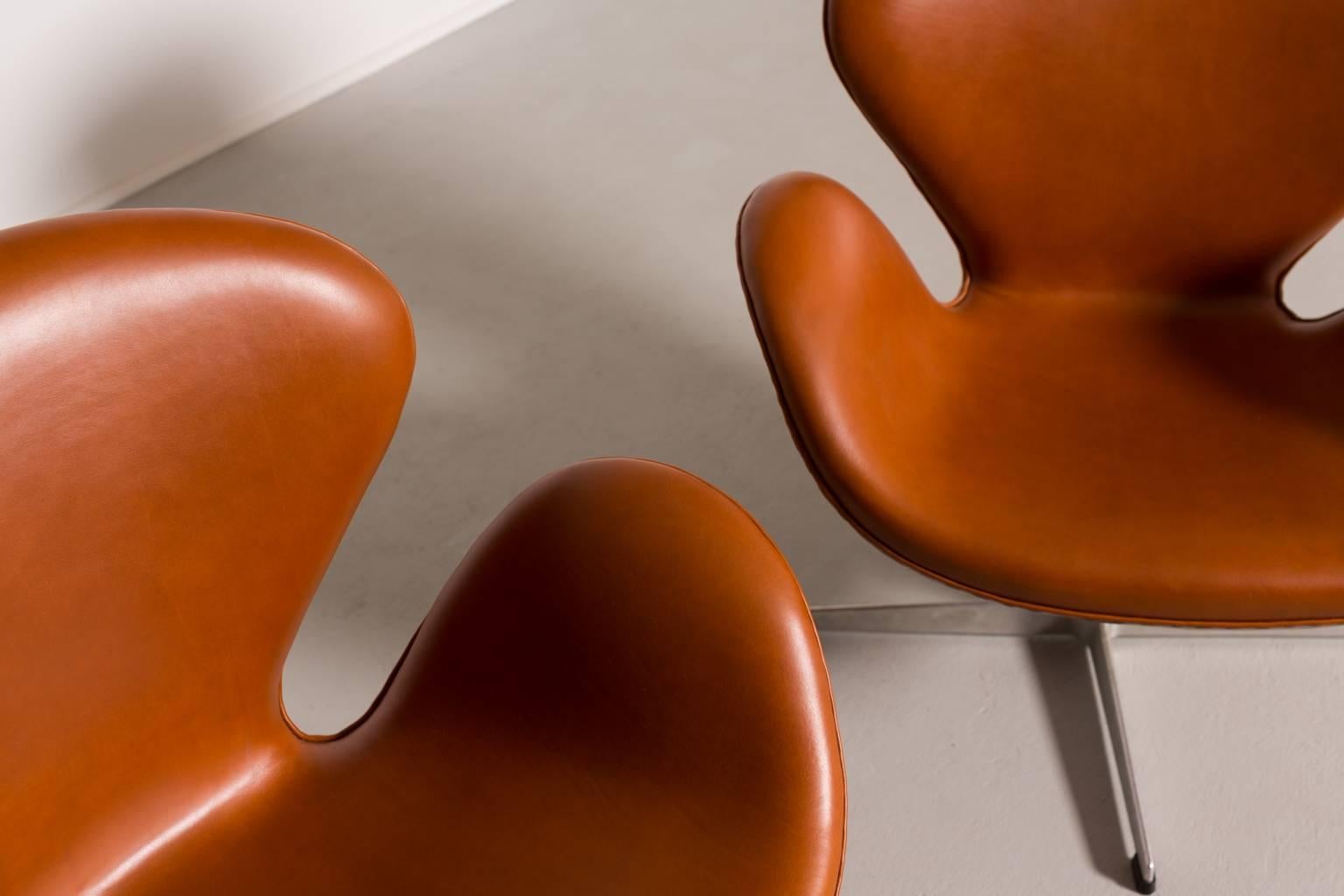 Cast Early Arne Jacobsen Pair of Swan Chairs for Fritz Hansen, 1950s