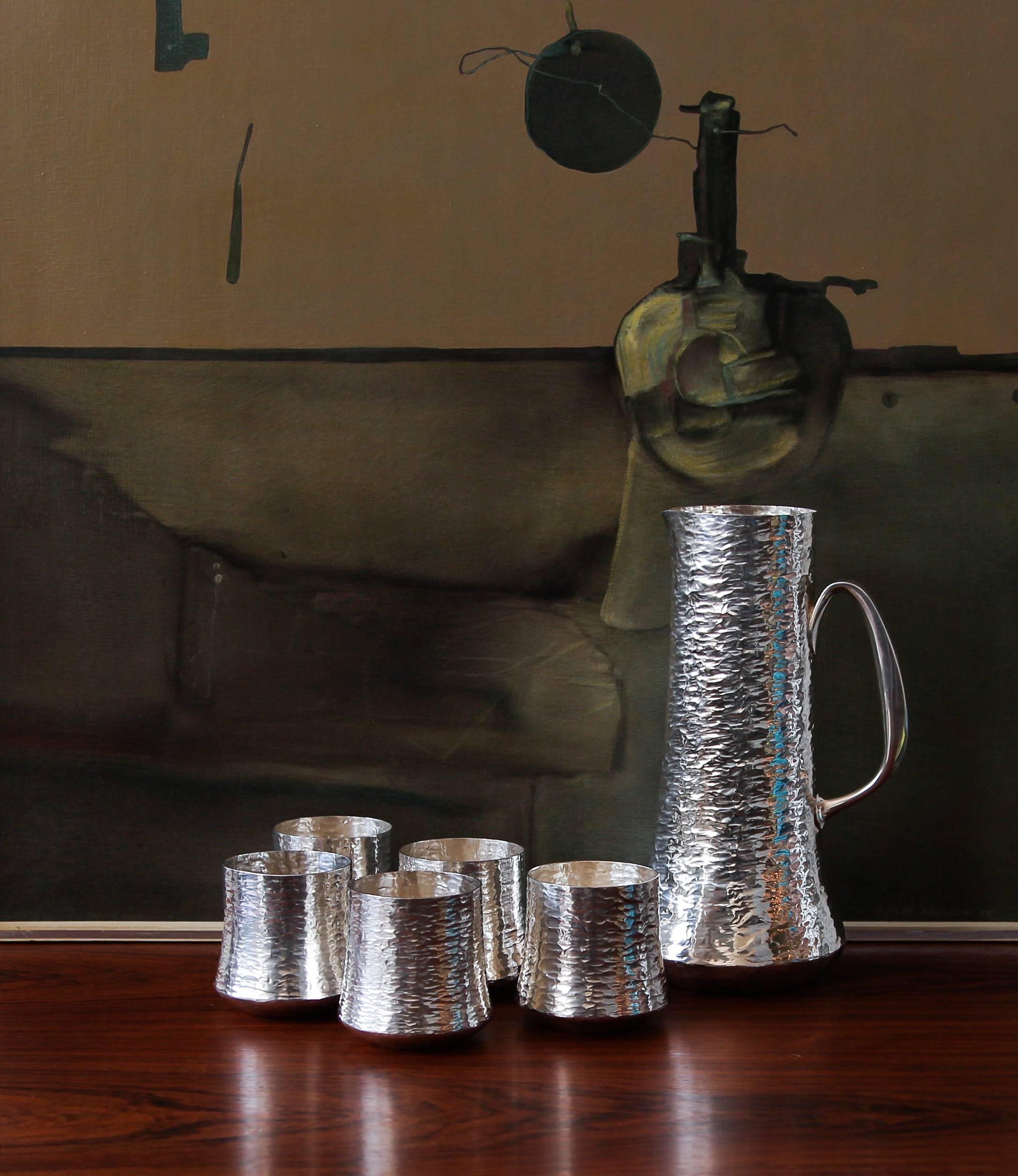 Tapio Wirkkala.

Set of silver pitchers and cups, 18 pieces.

Kultakeskus Oy, Hämeenlinna, Finland. Marked with makers mark, Finnish assay mark, 925H, Hämeenlinna town mark, year marks T7 respective A8 (1872-1978), KÄSITYÖ (handcraft) and