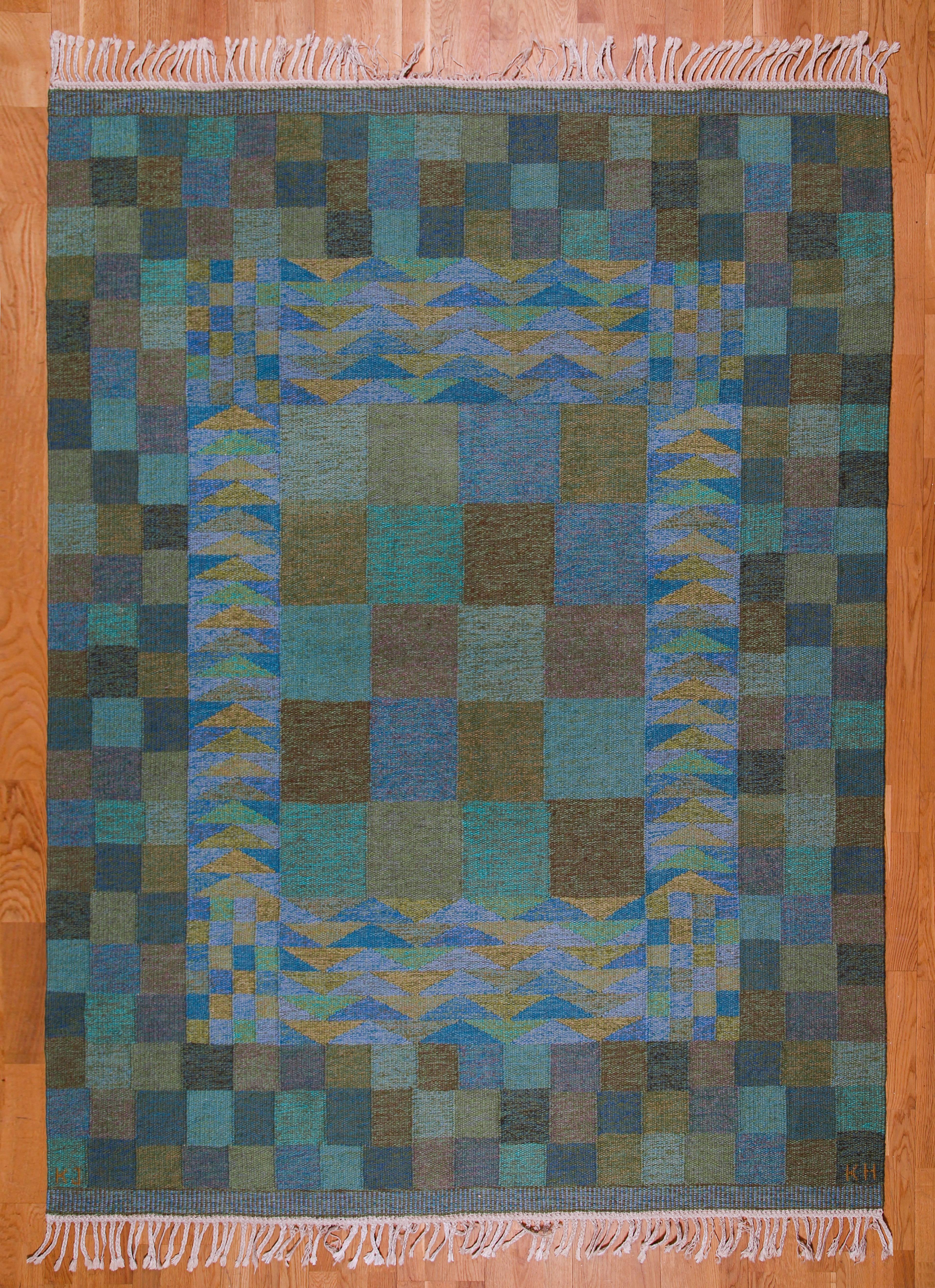 KARIN JÖNSSON

 Flatweave Rug

Klockargårdens Hemslöjd, Tällberg, Sweden, ca.1960s
Handwoven wool on a linen warp.
Length ca.  265 cm, width 182 cm.

Handwoven wool rug with geometrical pattern by Swedish textile designer Karin Jönsson.