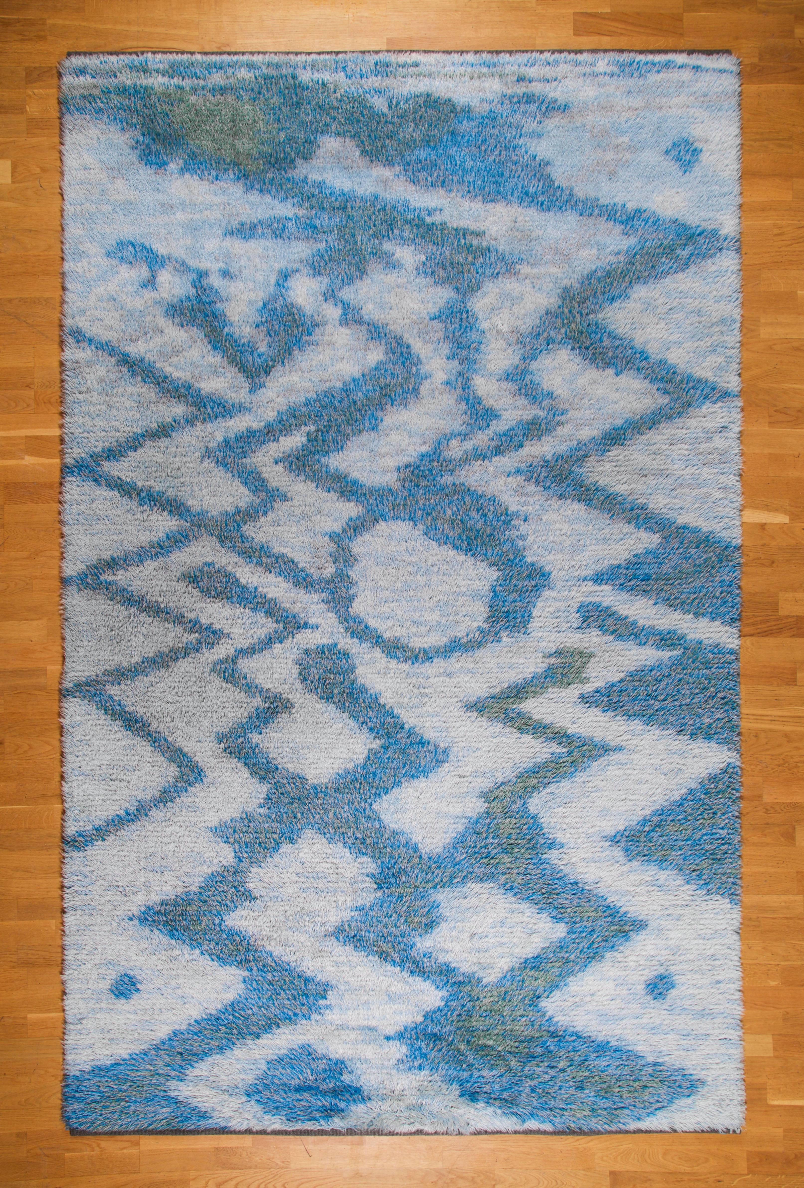 Large Swedish knotted carpet with rya technique,

Sweden, circa 1950s.
Signed {EN}.

Handwoven wool in blue and green hues.
Measures:
294 x 181 cm.
115.8 x 71.26 in.