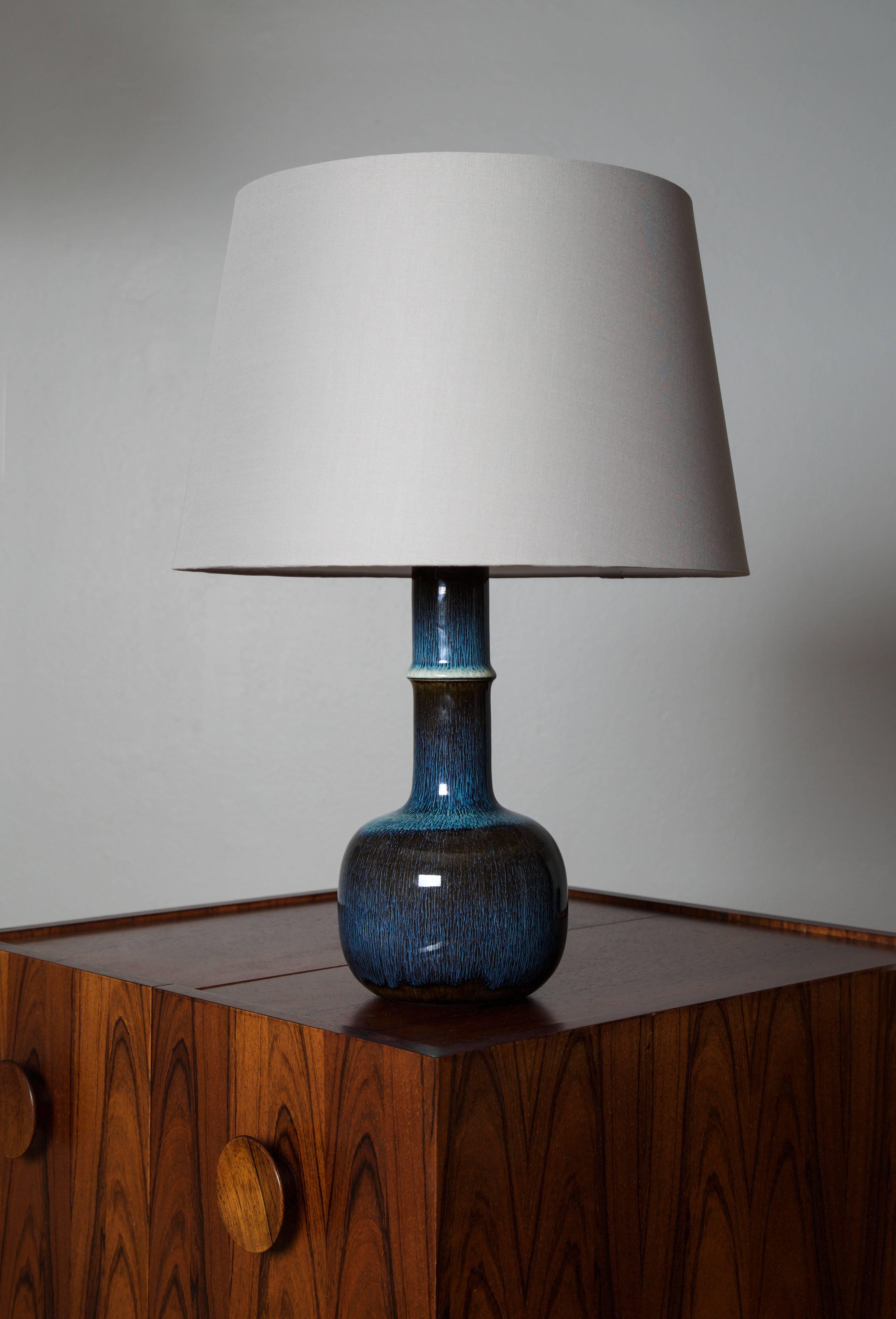 Unique ceramic table lamp by Swedish ceramist and designer Carl-Harry Stålhane.

Handmade by Rörstrand Ab's Art department in cooperation with the artist signature.

Sweden, circa 1950s.

Signed by Stålhane underside with signature, Rörstrand