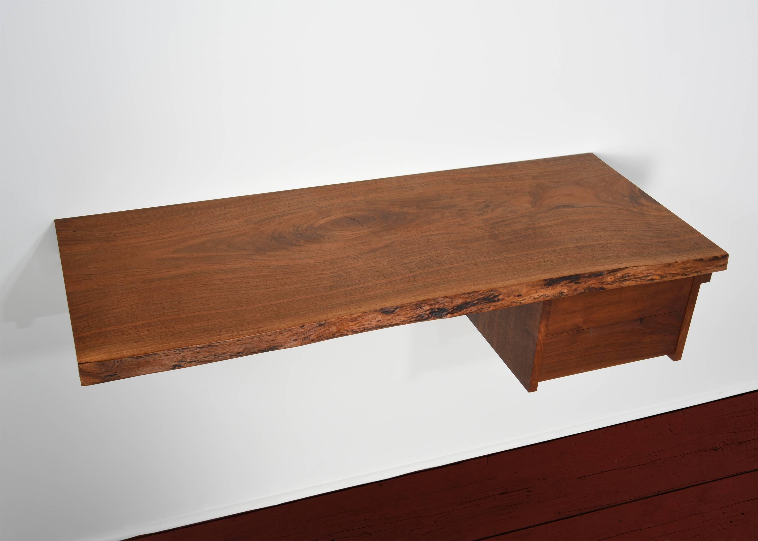Walnut Wall-Mounted Desk/Shelf (Handgefertigt)