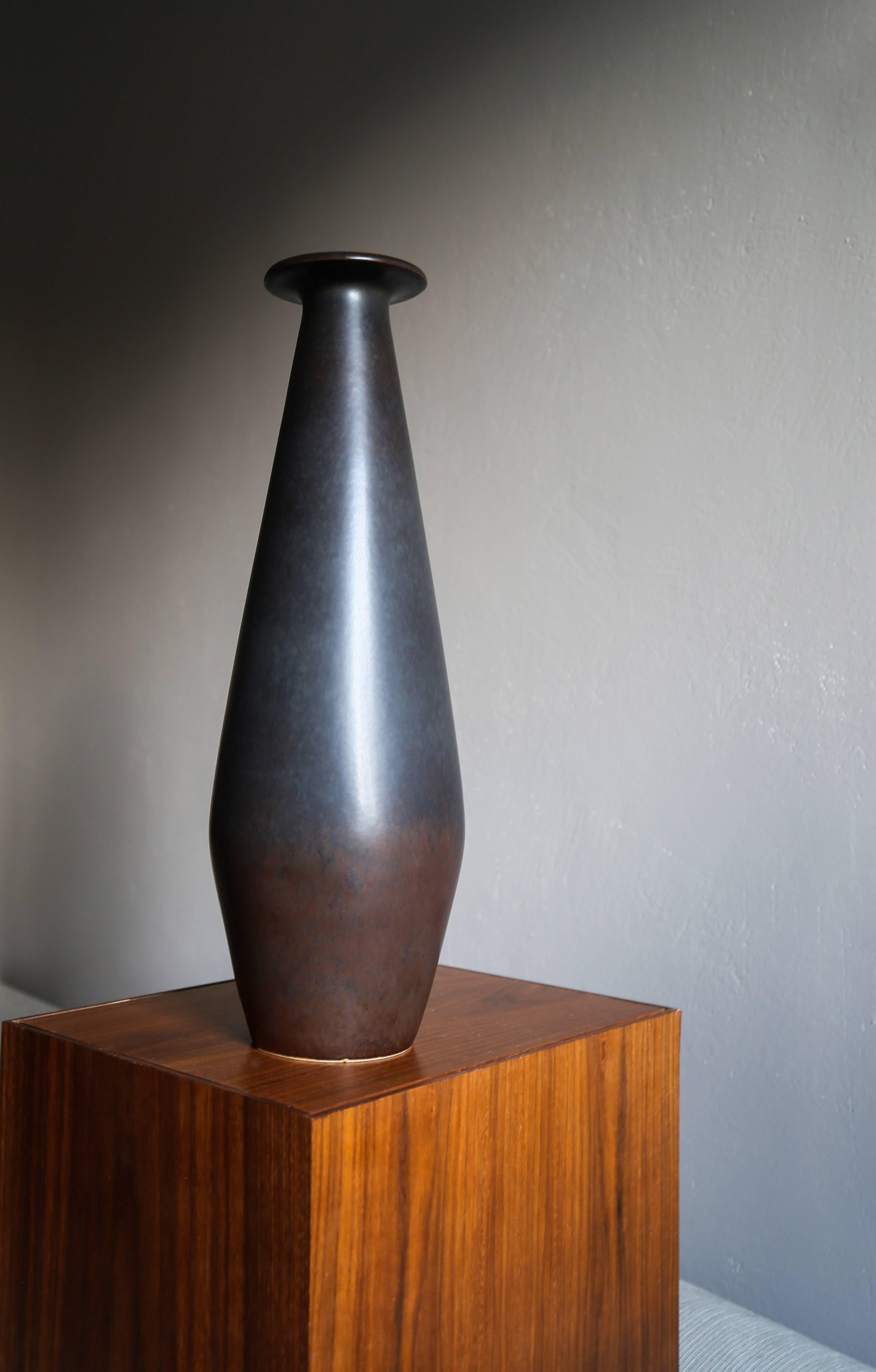 Monumental floor vase by a Swedish ceramist Gunnar Nylund, Model AXT.

Manufactured by Rörstrand Ab, Sweden, circa 1950s. 

Material matte glazed stoneware in brown, grey and mauve color tones.

Signed underside with designer's initials GN,