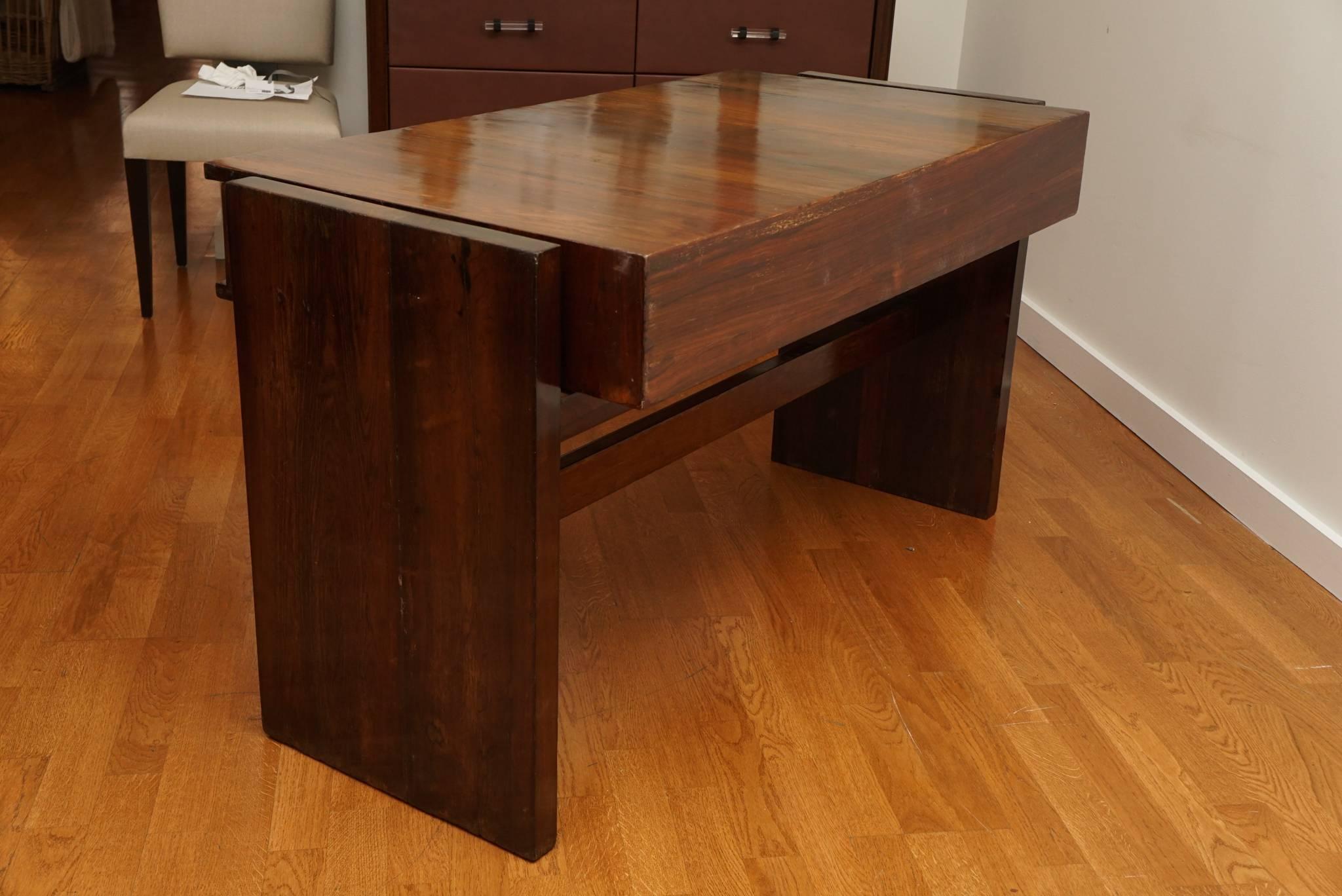 Rosewood Desk in the Manner of Joaquim Tenreiro For Sale 1
