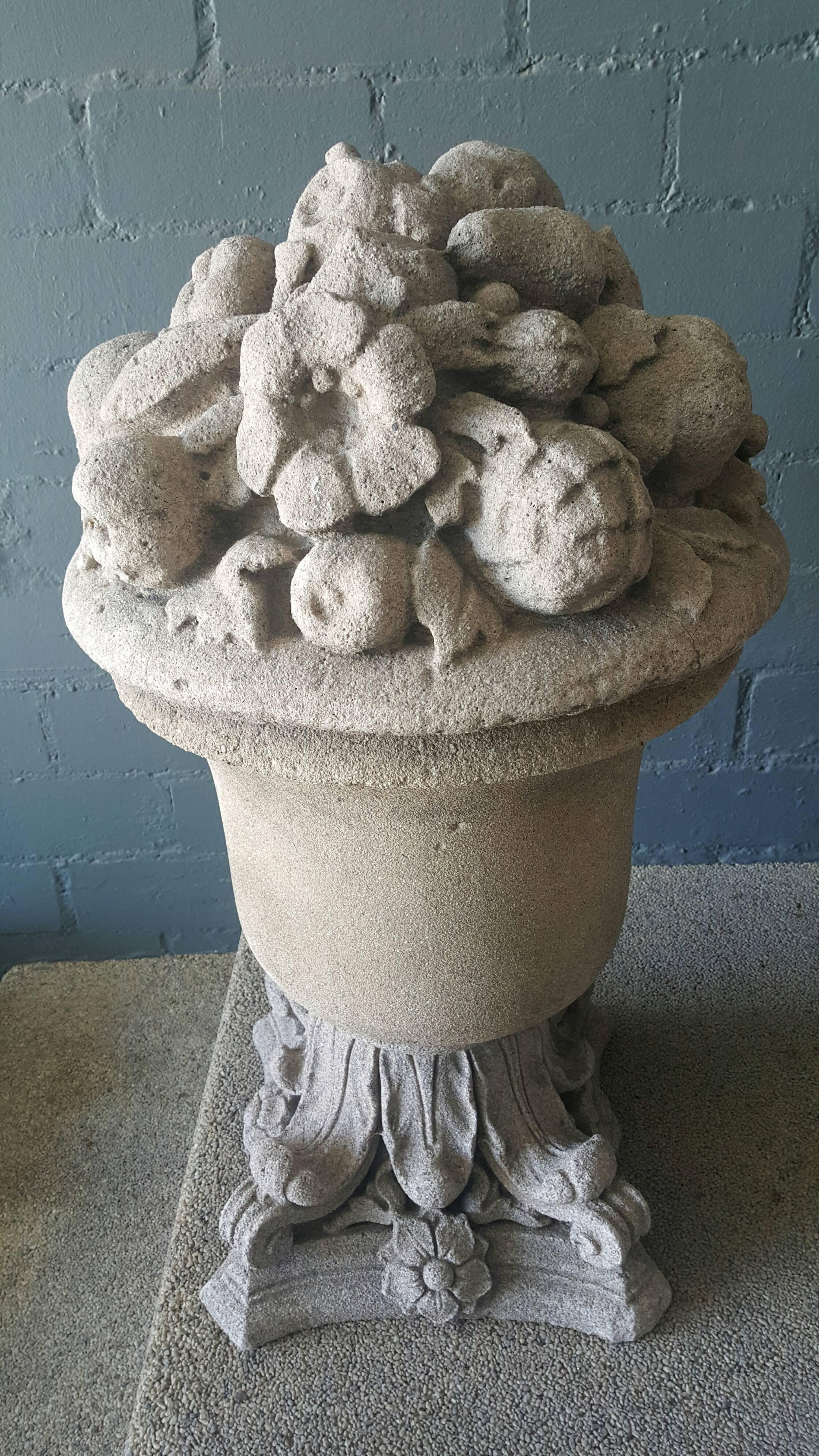 Pareja de urnas frutales y florales francesas de fundición del siglo XVIII en Bueno estado para la venta en Dallas, TX
