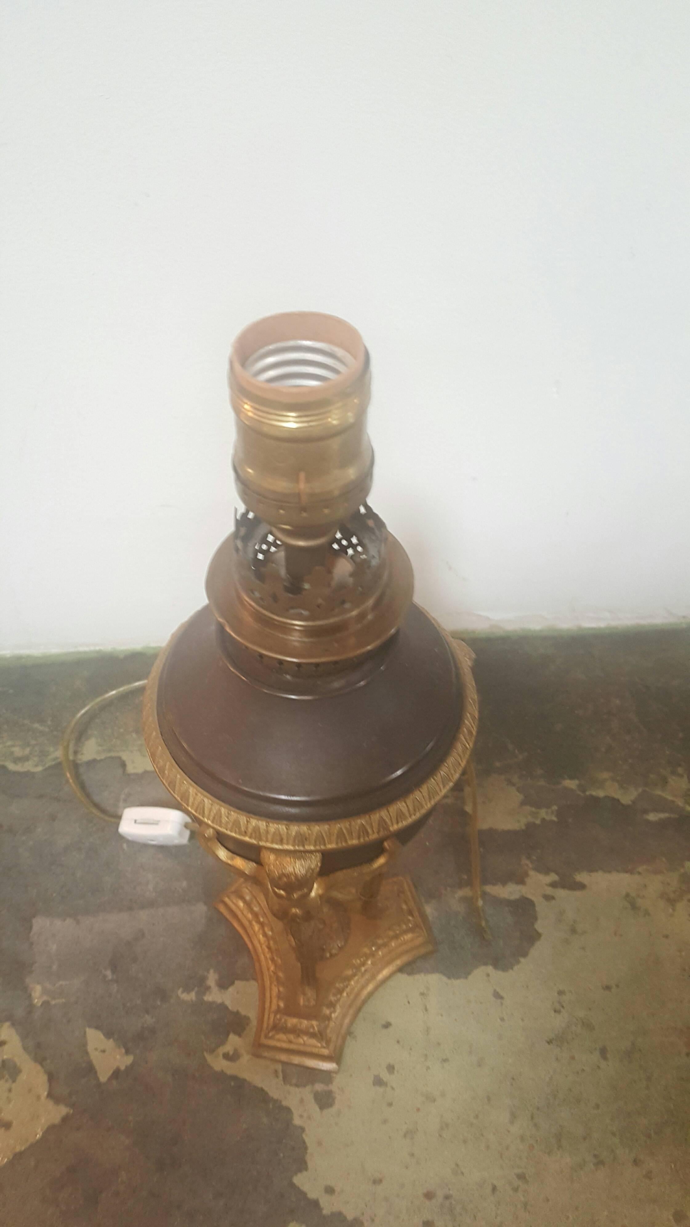 Français Lampe Empire française du XIXe siècle, bronze Dor avec chérubin en vente