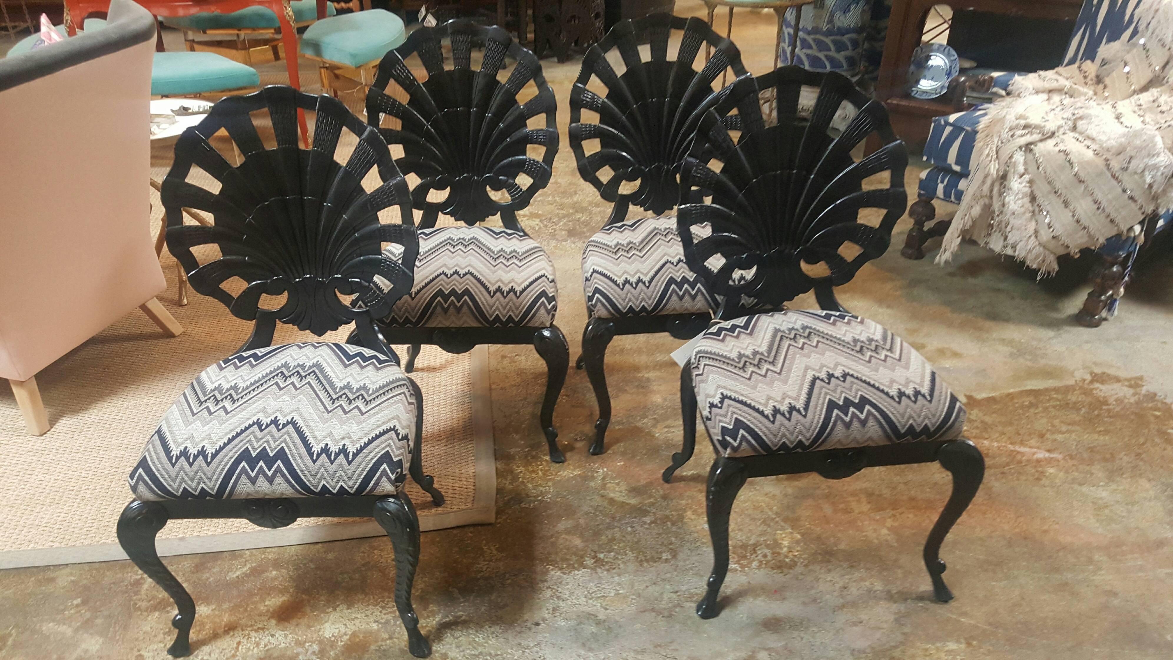 Ensemble de quatre chaises de salle à manger vintage à dossier en coquille Bon état - En vente à Dallas, TX