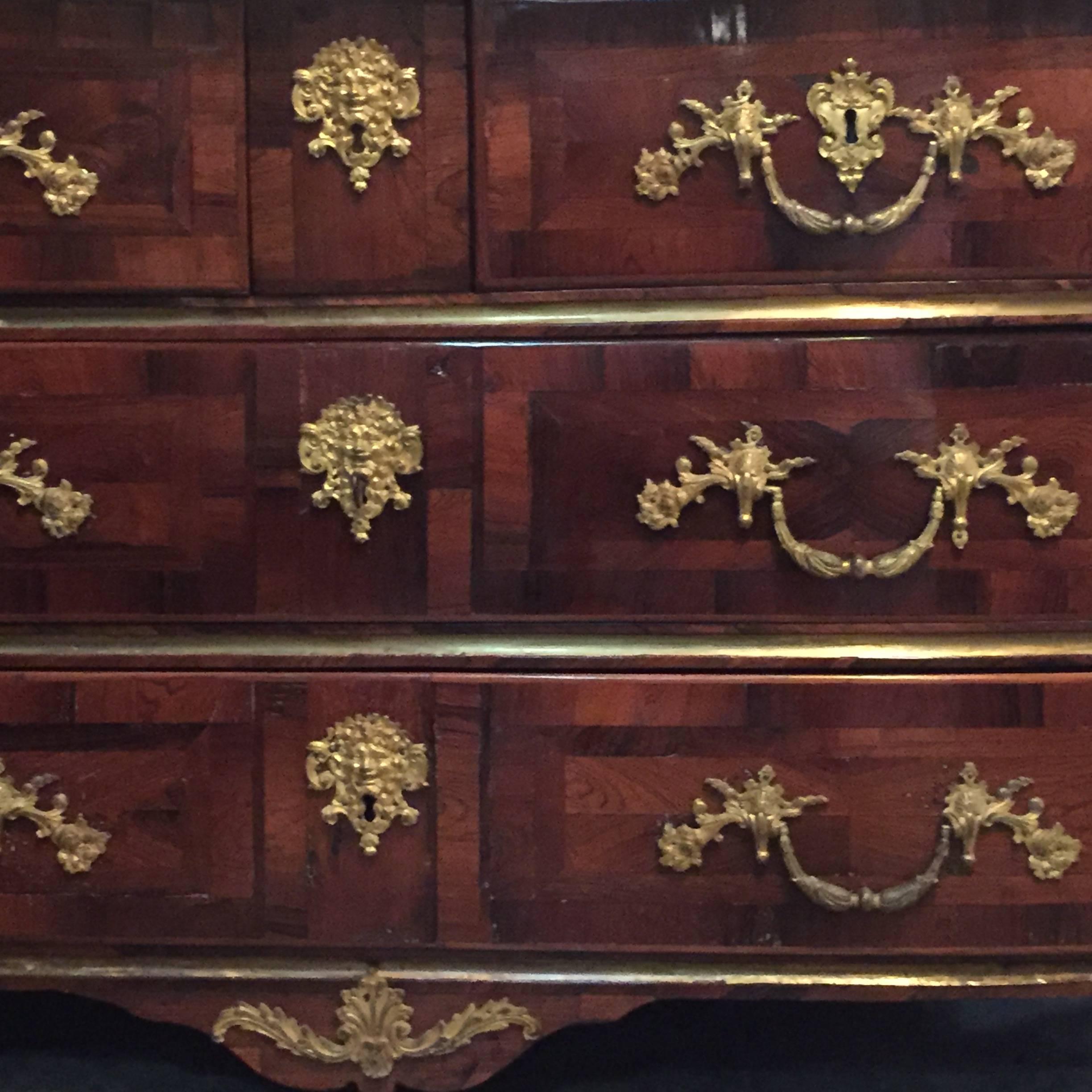 Important Regence commode created in the 18th century
Four drawers with locking device
Carved gilt bronzes and marble top
Bronzes on front legs and lower middle decoration
Escutcheon plate and drawer pulls carved
Gilt decoration on