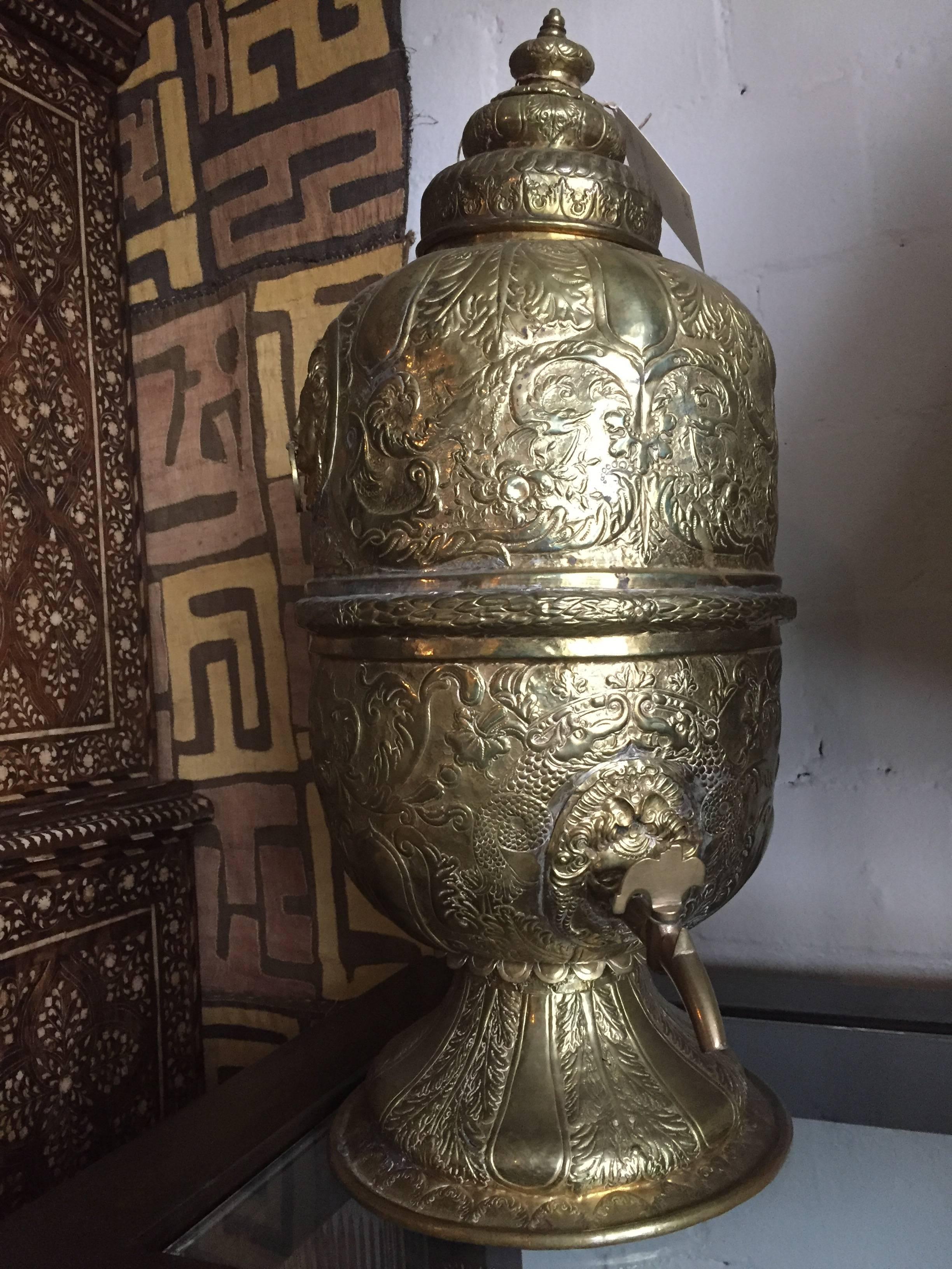 Samovar in ottone repousse. In origine si usava per il tè o il caffè. Tutto funzionante.