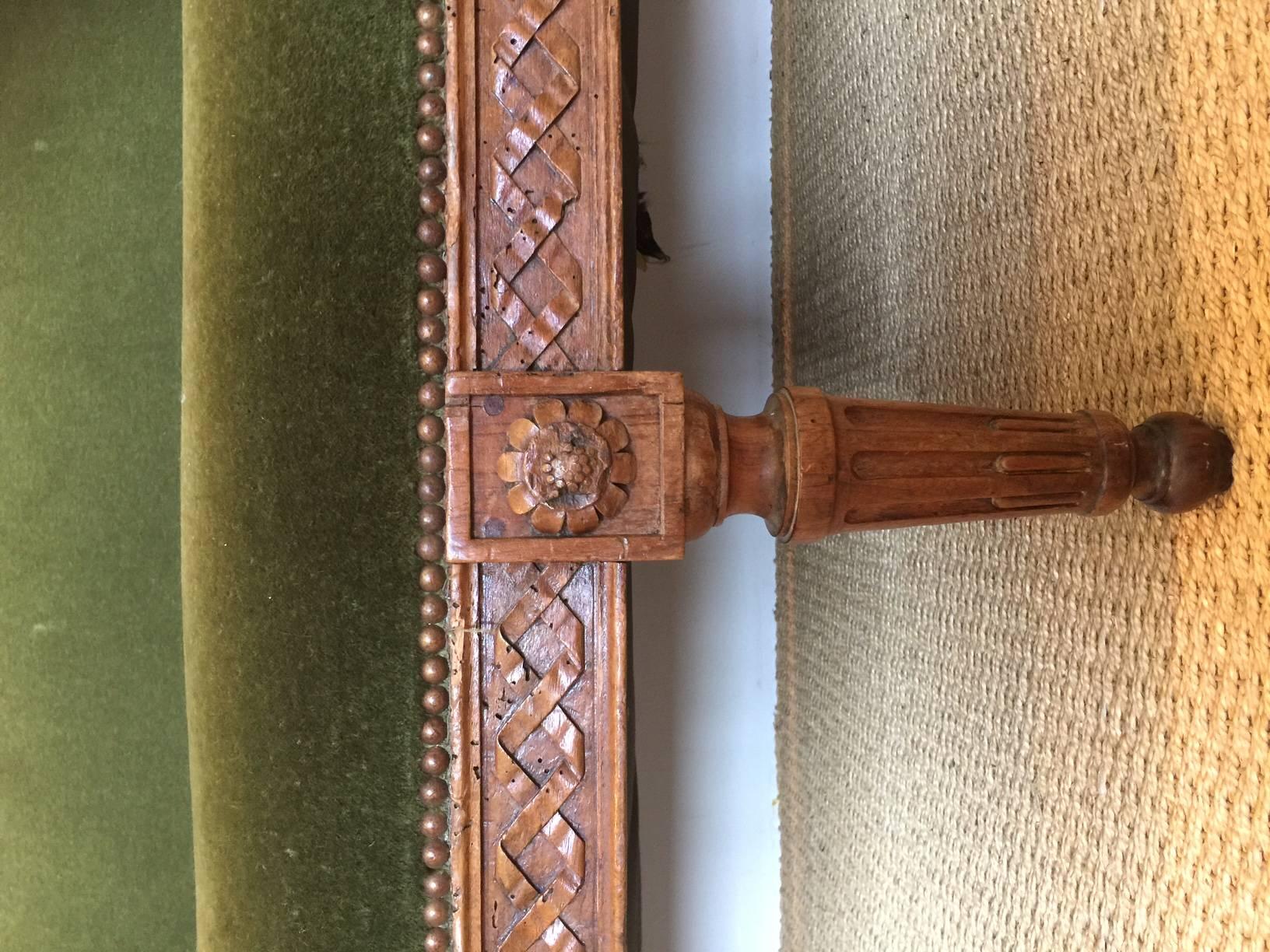 Elegantes, grünes Mohair-Sofa aus dem 19. Jahrhundert mit aufwändig geschnitzten Details und Nagelkopfverzierungen.
 