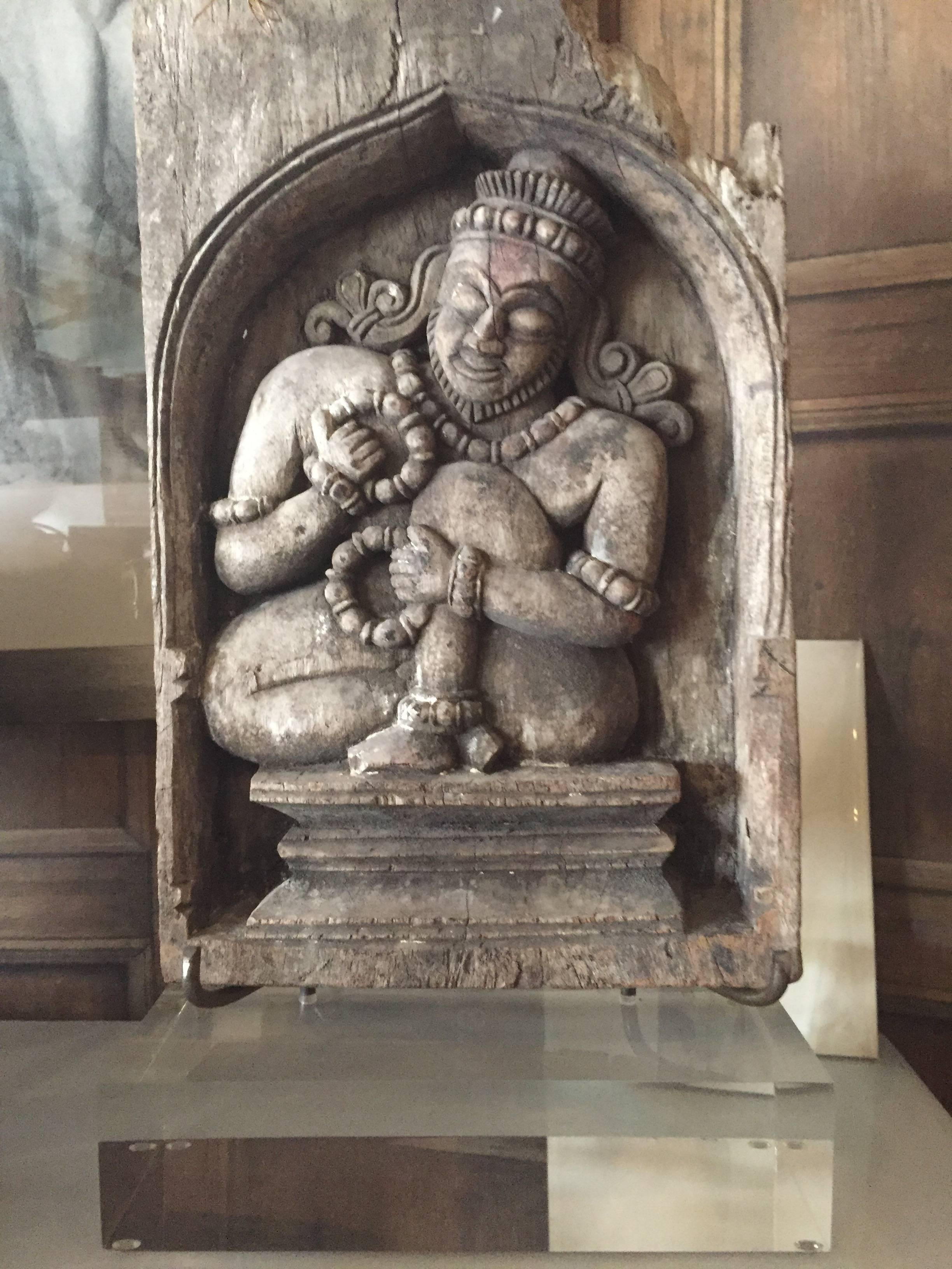 Eccezionale scultura proveniente dall'India creata nel XVIII secolo 

Esposto su una base personalizzata con supporto metallico per sostenere l'intaglio creato da Michelle Nussbaumer.

 