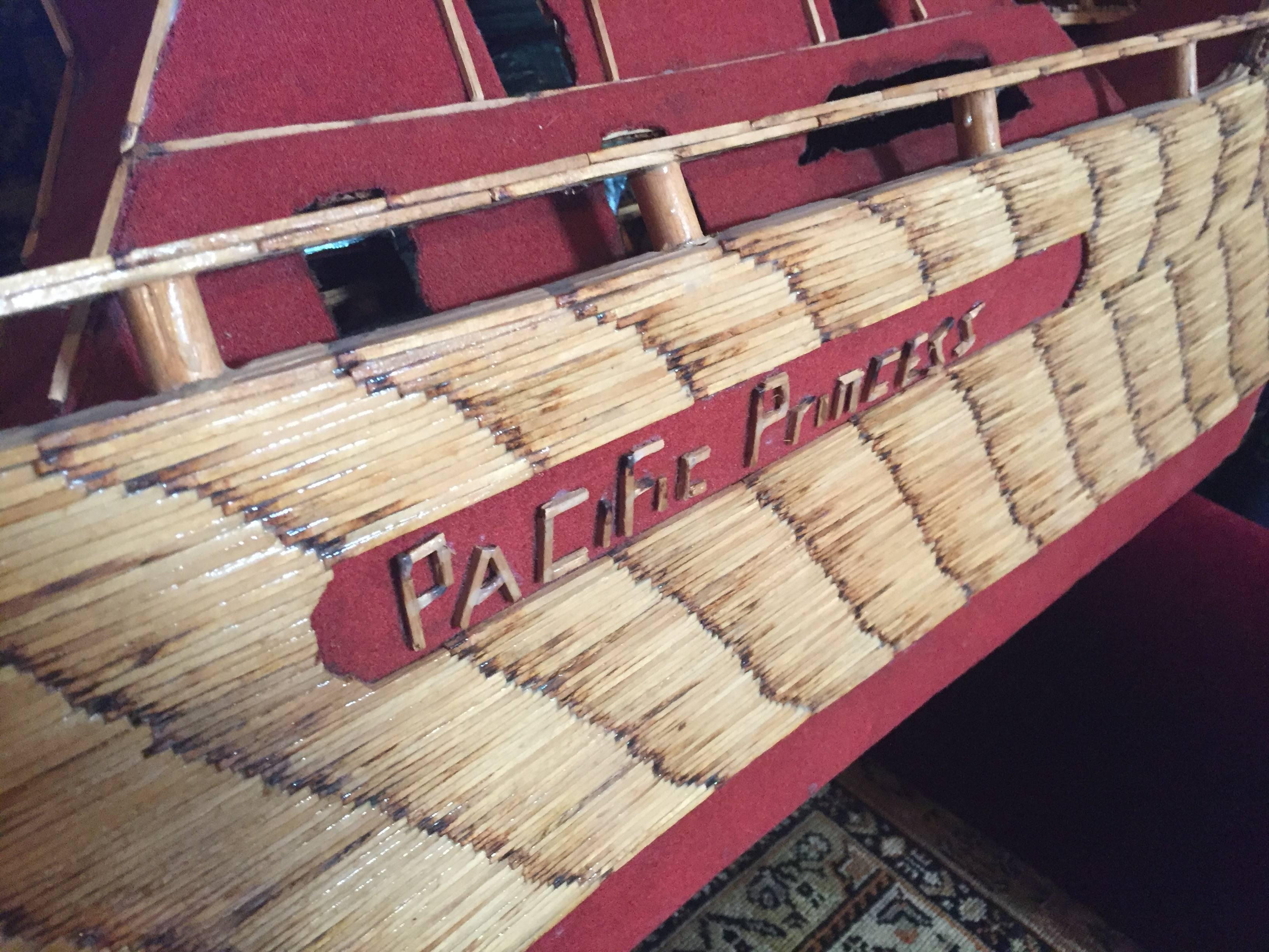 Folk Art Pacific Princess Schiff von Matrosen des Zweiten Weltkriegs
Hergestellt mit Streichhölzern und anderem Holz und Farbe.