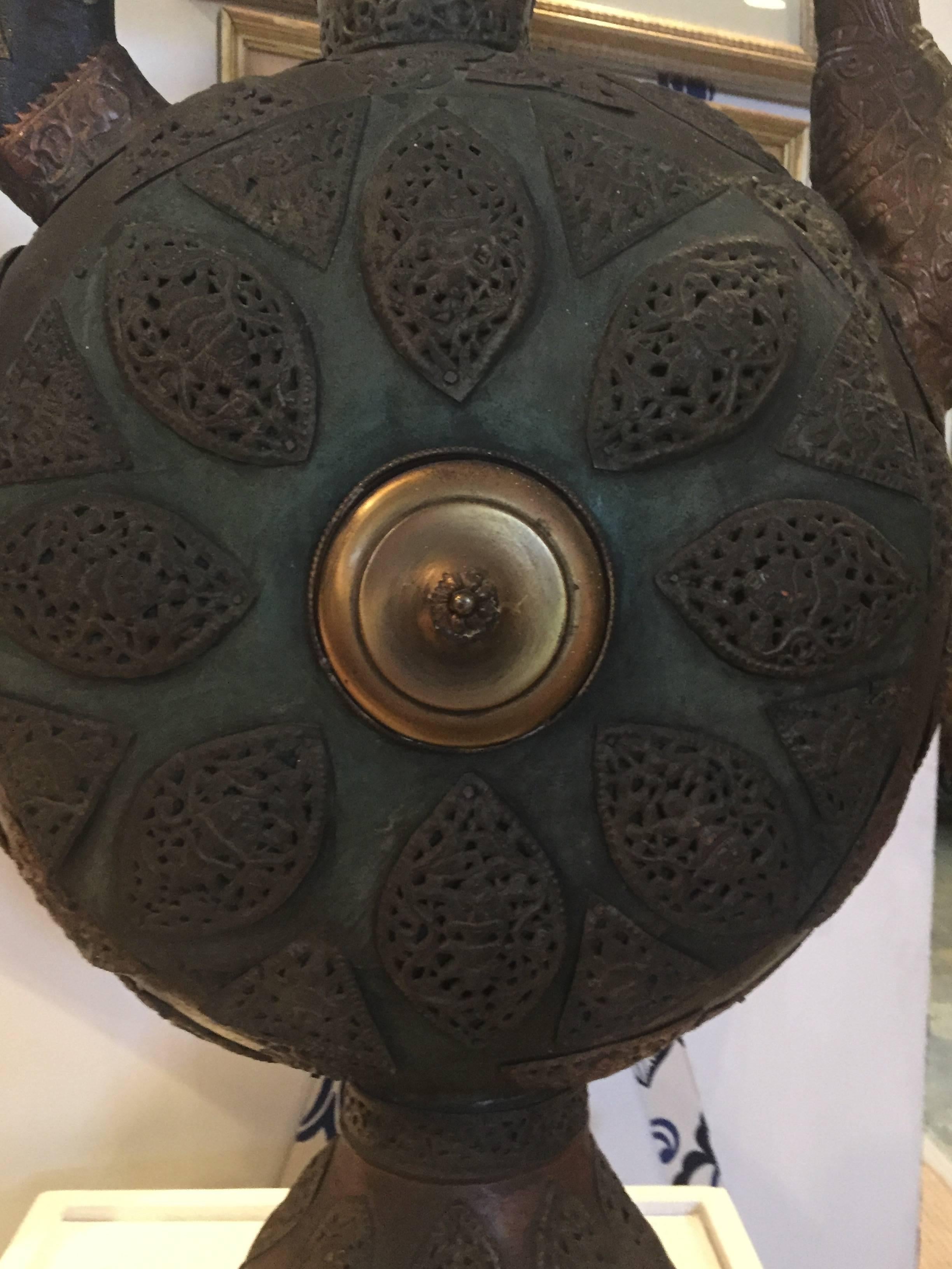 Lampe du XIXe siècle fabriquée à partir d'une aiguière élaborée en vente 4