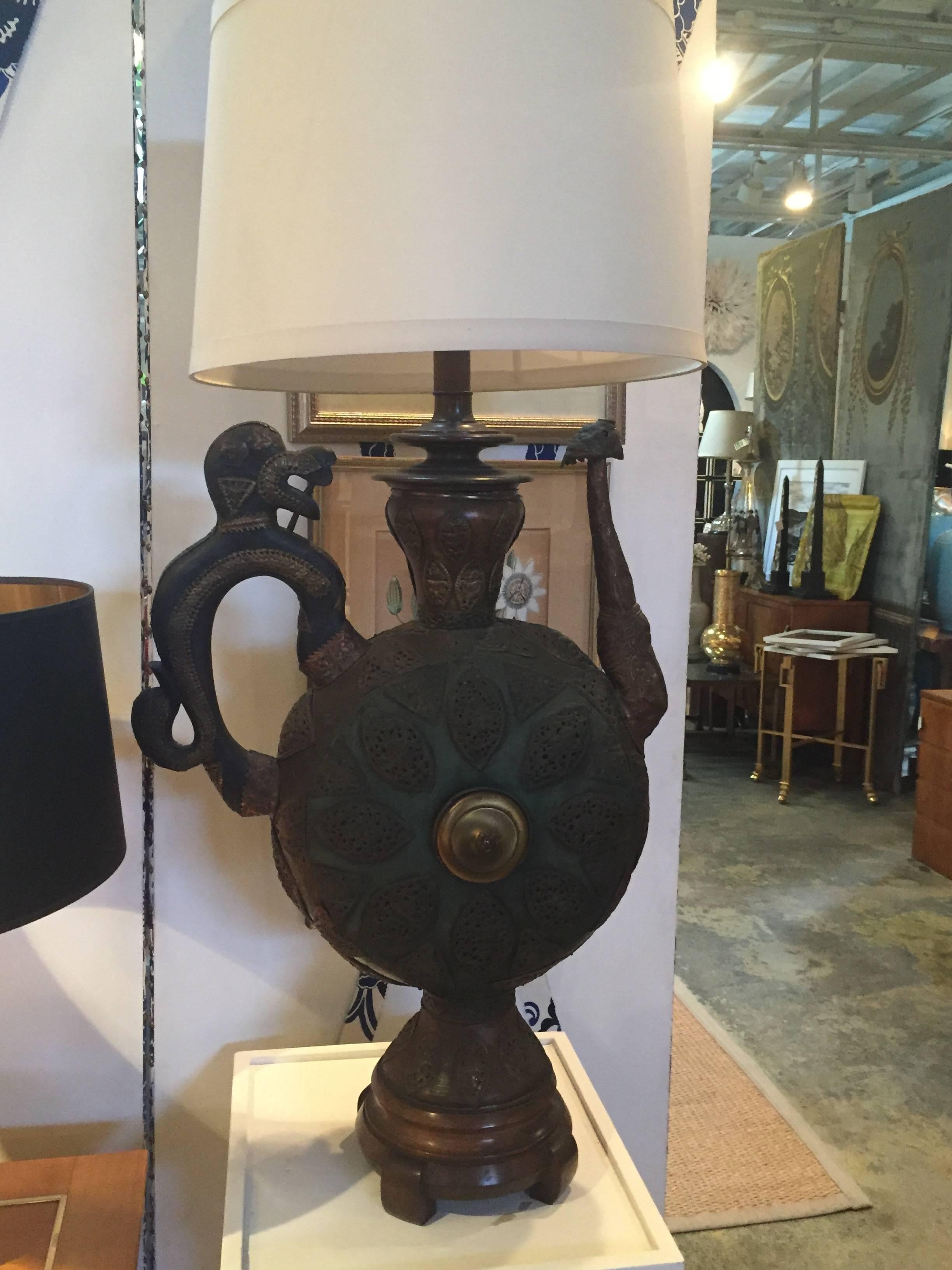 Lampe du XIXe siècle fabriquée à partir d'une aiguière élaborée en vente 3