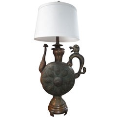 Lampe du XIXe siècle fabriquée à partir d'une aiguière élaborée