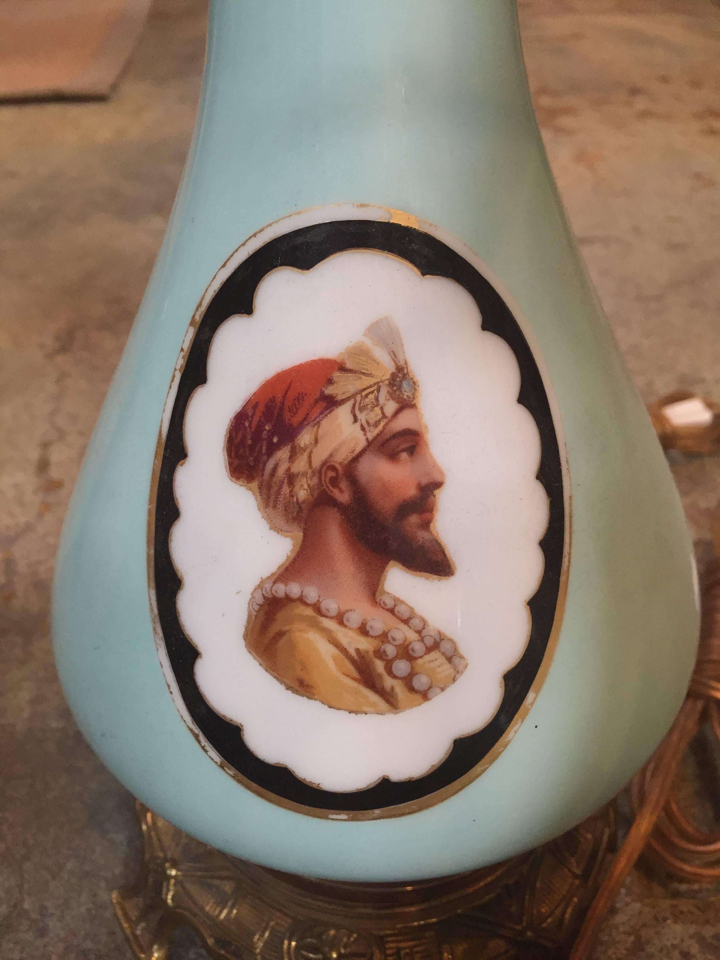 Coppia di lampade francesi del XIX secolo con sultani dipinti.
