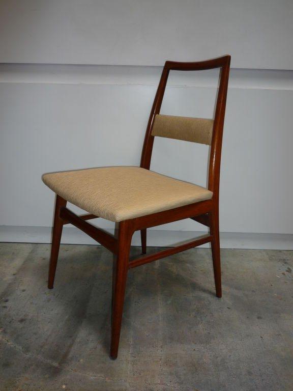Satz von acht italienischen Esszimmerstühlen im Ponti-Stil. Die Stühle haben abgewinkelte Rückenlehnen und abnehmbare Sitze.