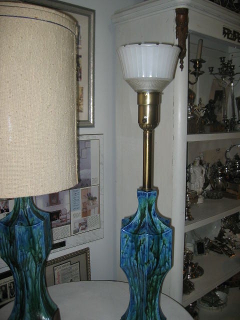Paar keramische Lampen aus der Mitte des Jahrhunderts mit originalen Schirmen im Zustand „Gut“ im Angebot in Dallas, TX