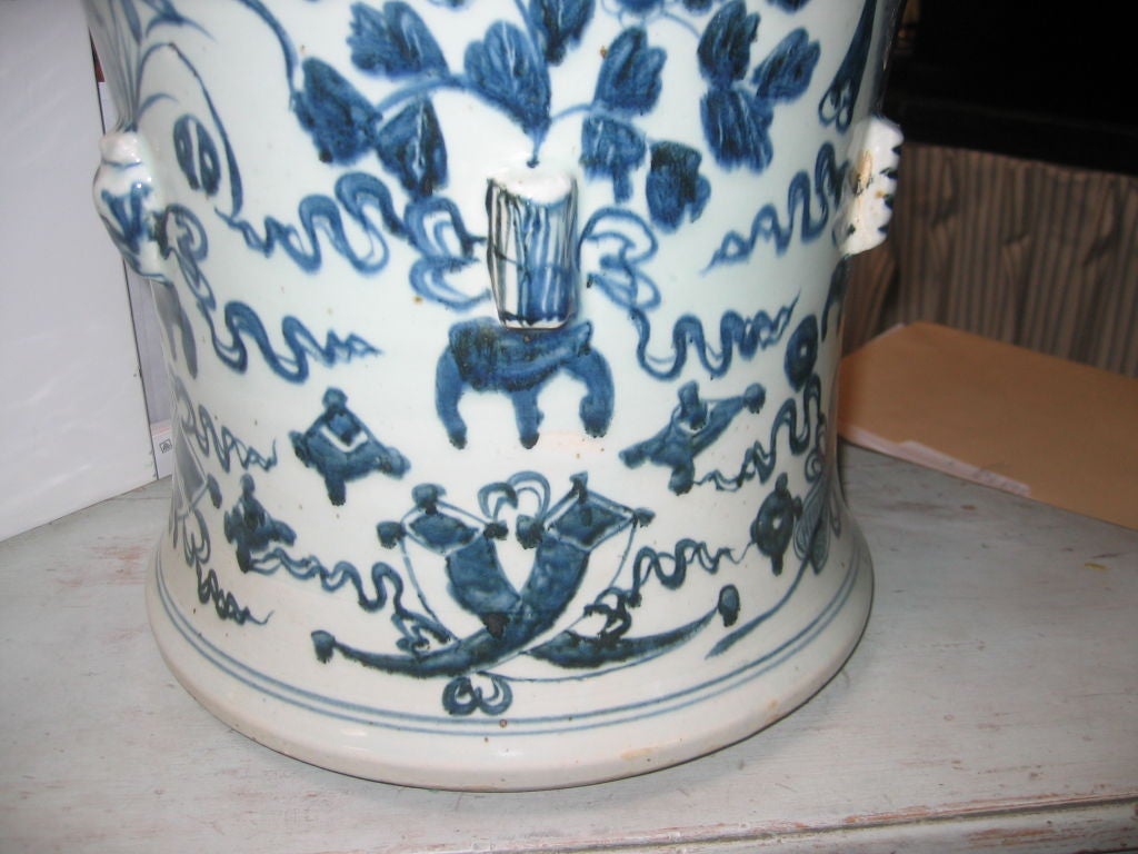 Chinois Paire de pots de temple chinois bleus et blancs vintage avec couvercles en vente